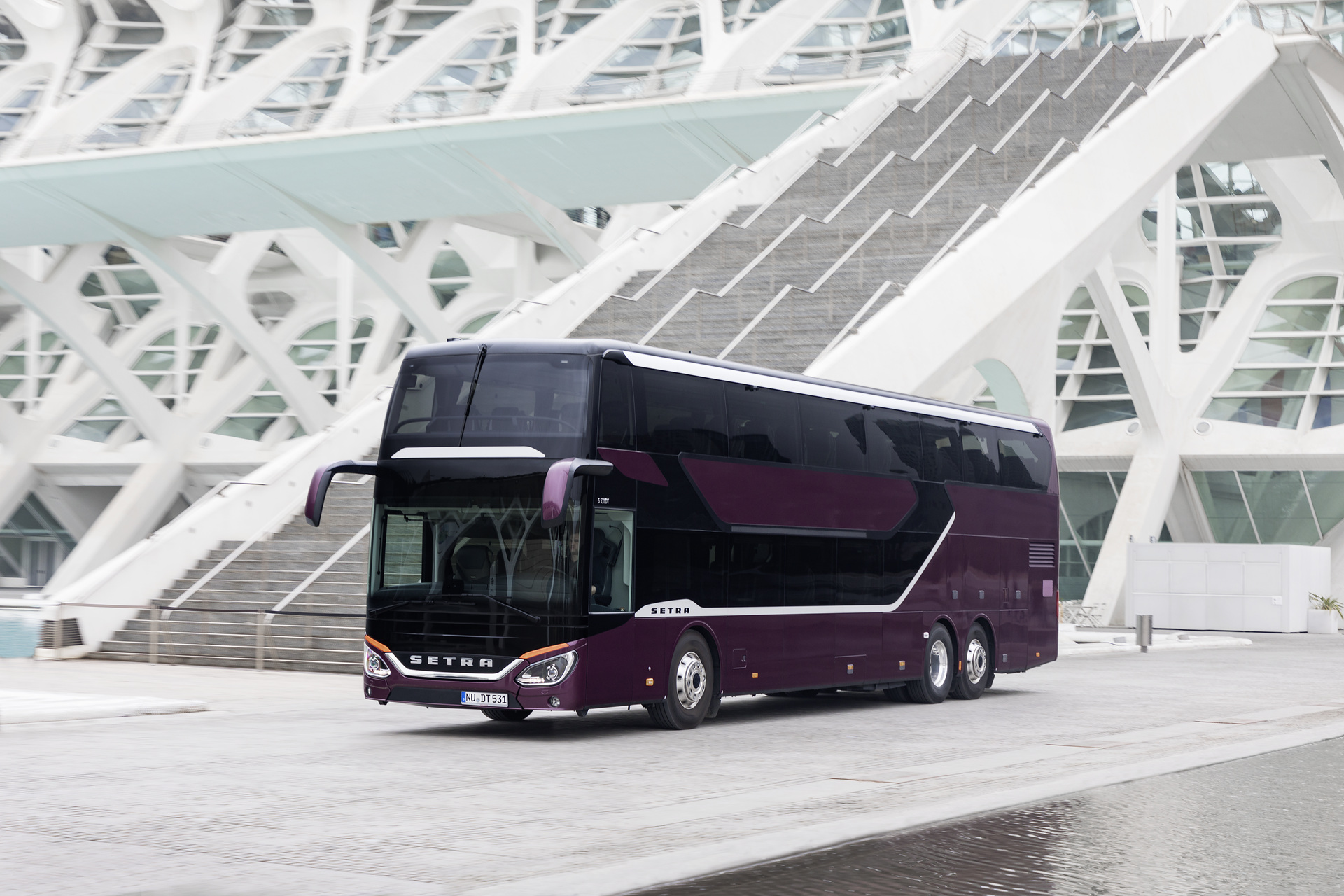 Setra S 531 DT TopClass 500, Exterieur, Viola Pyxis Metallic, OM 471 mit 375 kW (510 PS), 12,8 L Hubraum, 8-Gang Mercedes PowerShift, Active Brake Assist 4, Sideguard Assist, LED-Scheinwerfer, Länge/Breite/Höhe: 14.000/2.550/4.000 mm, Bestuhlung: 1/78. Setra S 531 DT TopClass 500, Modelljahr 2017