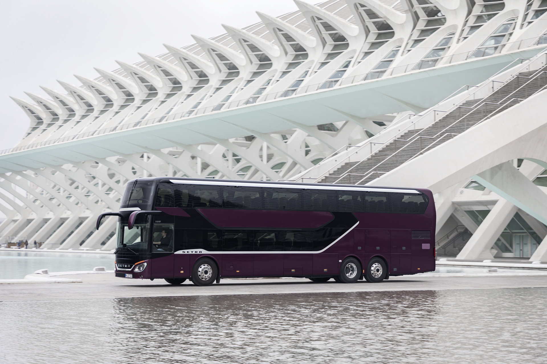 Setra S 531 DT TopClass 500, Exterieur, Viola Pyxis Metallic, OM 471 mit 375 kW (510 PS), 12,8 L Hubraum, 8-Gang Mercedes PowerShift, Active Brake Assist 4, Sideguard Assist, LED-Scheinwerfer, Länge/Breite/Höhe: 14.000/2.550/4.000 mm, Bestuhlung: 1/78. Setra S 531 DT TopClass 500, Modelljahr 2017