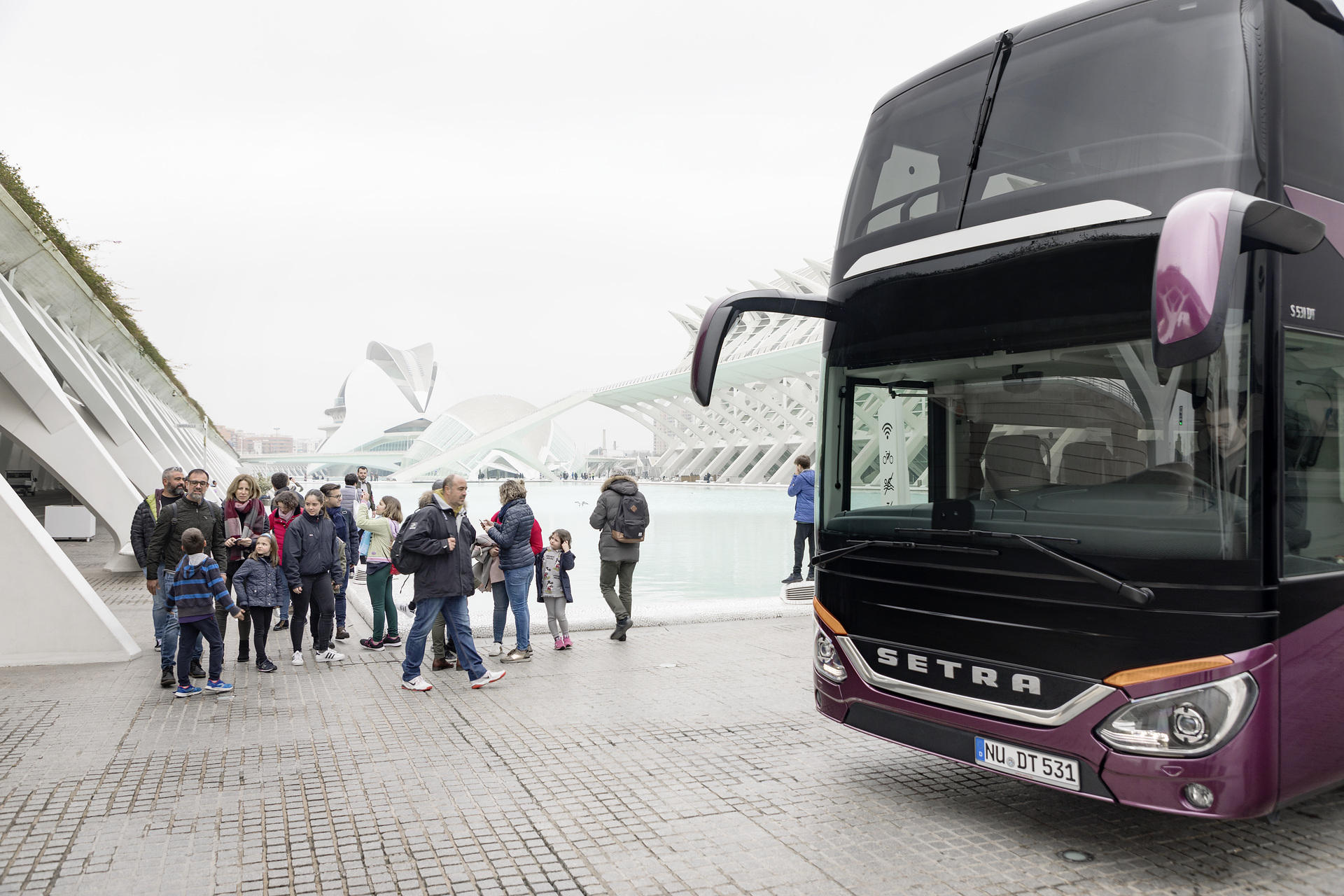 Setra S 531 DT TopClass 500, Exterieur, Viola Pyxis Metallic, OM 471 mit 375 kW (510 PS), 12,8 L Hubraum, 8-Gang Mercedes PowerShift, Active Brake Assist 4, Sideguard Assist, LED-Scheinwerfer, Länge/Breite/Höhe: 14.000/2.550/4.000 mm, Bestuhlung: 1/78. Setra S 531 DT TopClass 500, Modelljahr 2017