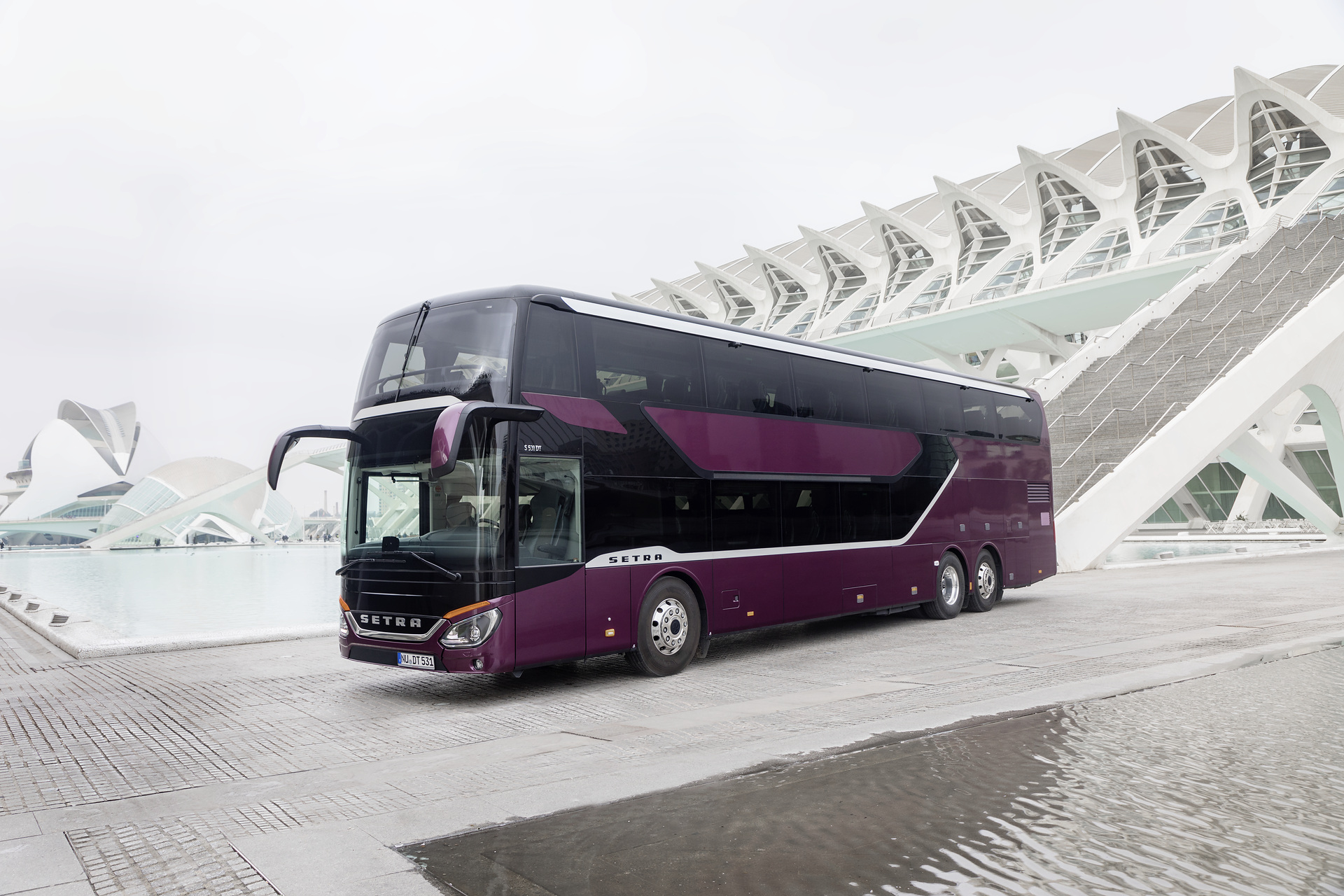 Setra S 531 DT TopClass 500, Exterieur, Viola Pyxis Metallic, OM 471 mit 375 kW (510 PS), 12,8 L Hubraum, 8-Gang Mercedes PowerShift, Active Brake Assist 4, Sideguard Assist, LED-Scheinwerfer, Länge/Breite/Höhe: 14.000/2.550/4.000 mm, Bestuhlung: 1/78. Setra S 531 DT TopClass 500, Modelljahr 2017