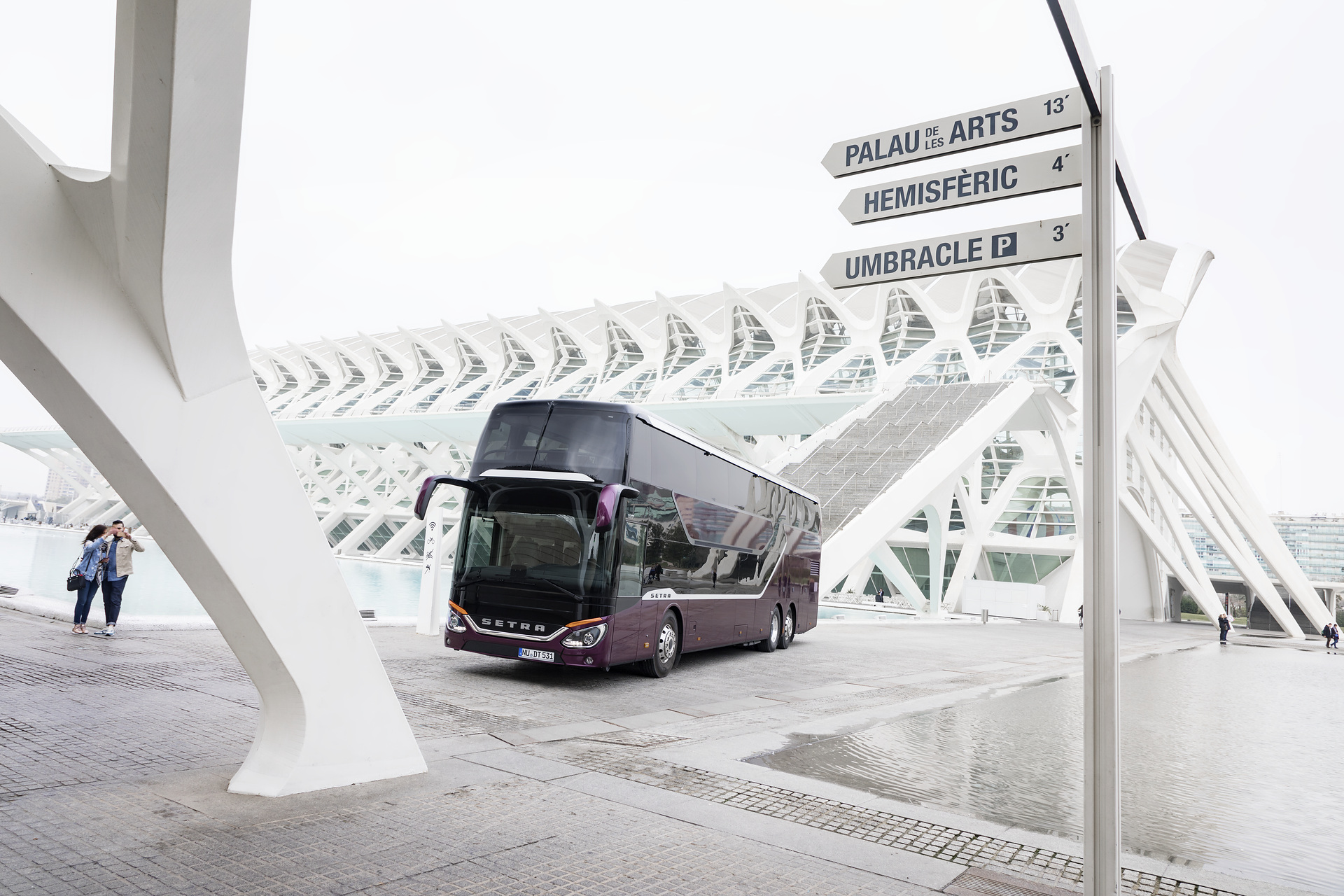 Setra S 531 DT TopClass 500, Exterieur, Viola Pyxis Metallic, OM 471 mit 375 kW (510 PS), 12,8 L Hubraum, 8-Gang Mercedes PowerShift, Active Brake Assist 4, Sideguard Assist, LED-Scheinwerfer, Länge/Breite/Höhe: 14.000/2.550/4.000 mm, Bestuhlung: 1/78. Setra S 531 DT TopClass 500, Modelljahr 2017