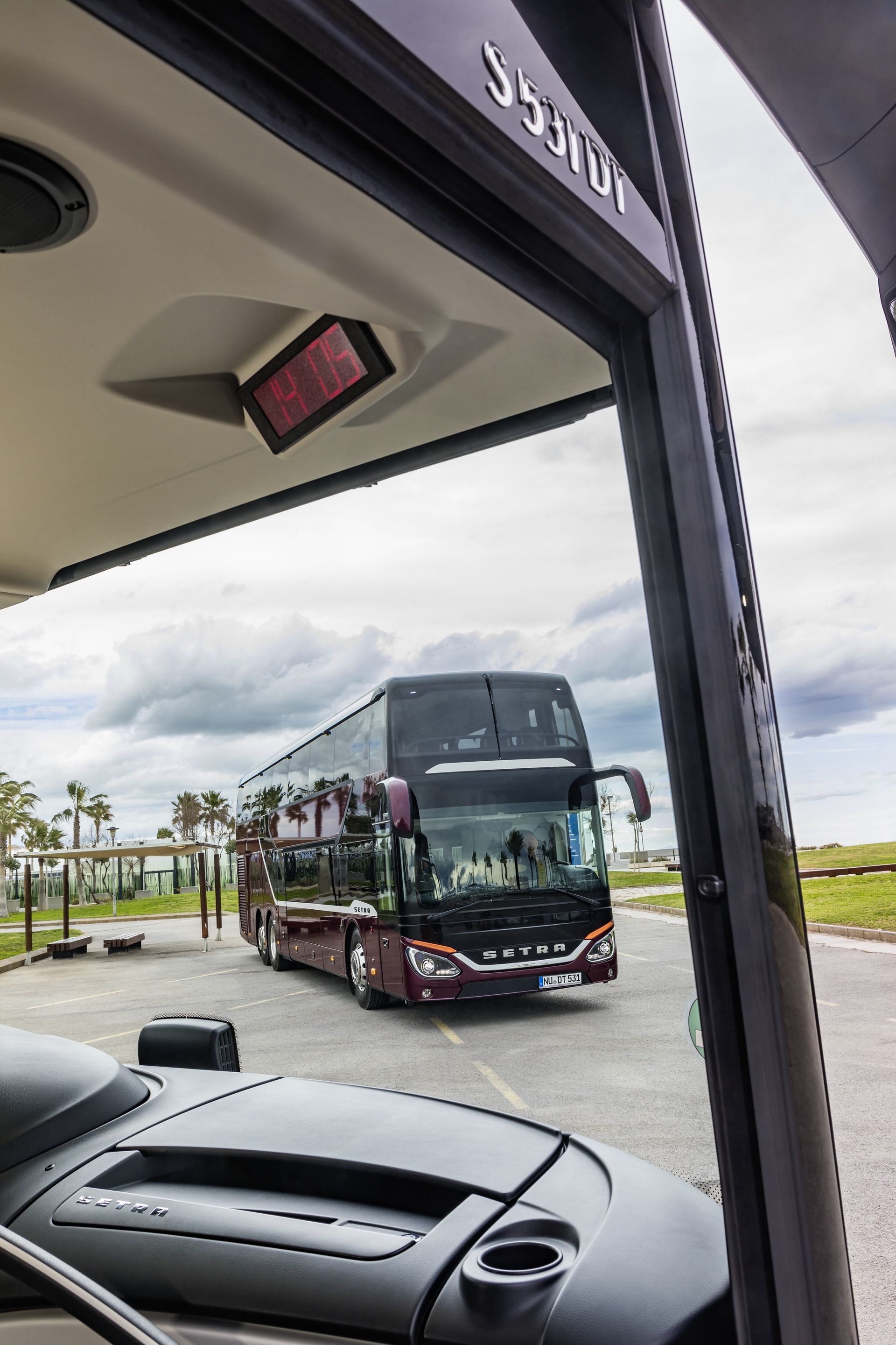 Setra S 531 DT TopClass 500, Exterieur, Viola Pyxis Metallic, OM 471 mit 375 kW (510 PS), 12,8 L Hubraum, 8-Gang Mercedes PowerShift, Active Brake Assist 4, Sideguard Assist, LED-Scheinwerfer, Länge/Breite/Höhe: 14.000/2.550/4.000 mm, Bestuhlung: 1/78. Setra S 531 DT TopClass 500, Modelljahr 2017