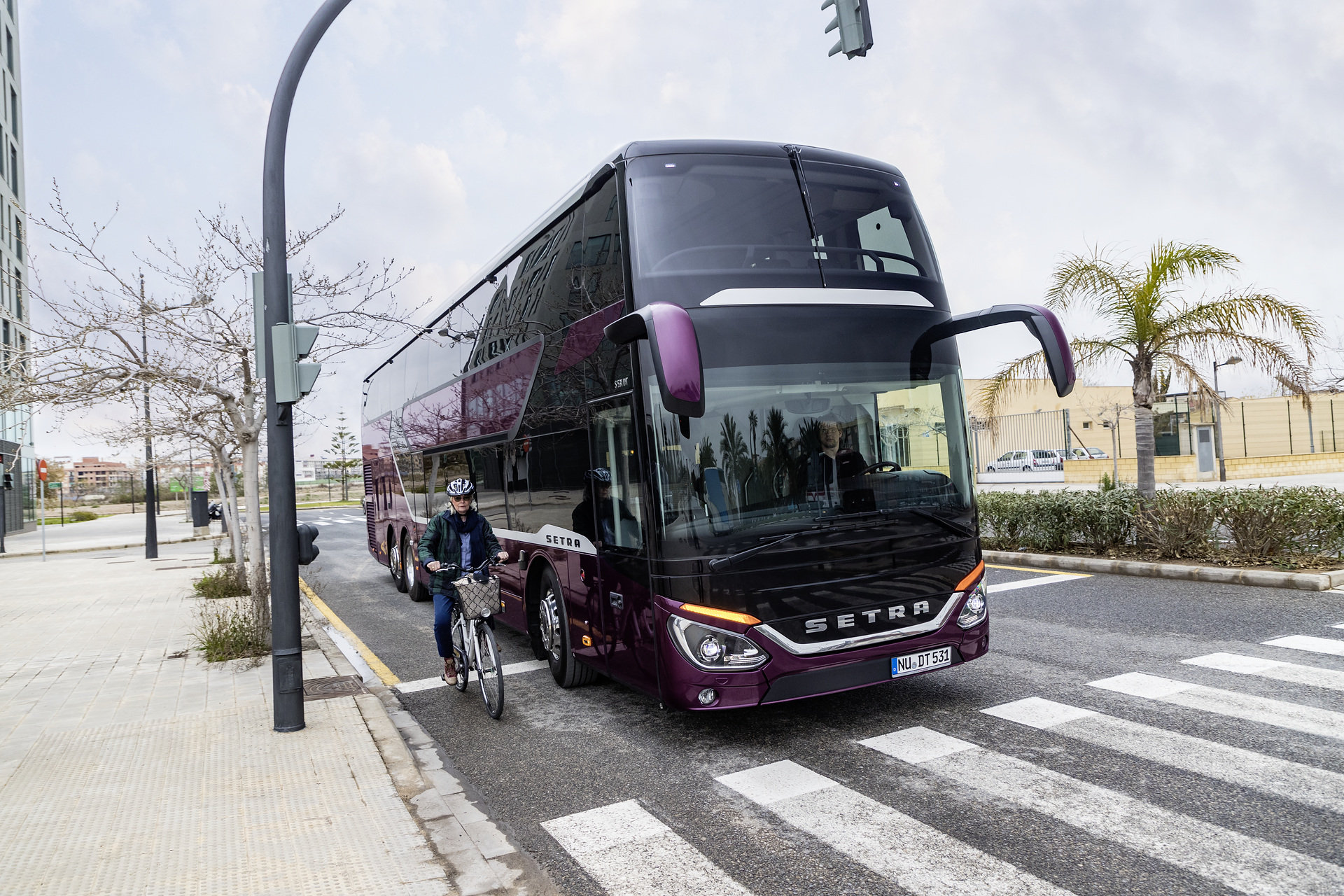 Setra S 531 DT TopClass 500, Details, Sideguard Assist, OM 471 mit 375 kW (510 PS), 12,8 L Hubraum, 8-Gang Mercedes PowerShift, Active Brake Assist 4, LED-Scheinwerfer, Länge/Breite/Höhe: 14.000/2.550/4.000 mm, Bestuhlung: 1/78. Setra S 531 DT TopClass 500, Modelljahr 2017