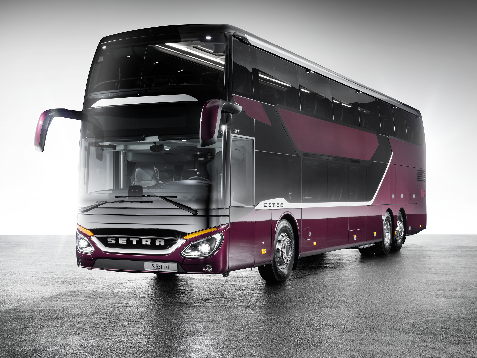 Setra S 531 DT TopClass 500, Exterieur, Viola Pyxis Metallic, OM 471 mit 375 kW (510 PS), 12,8 L Hubraum, 8-Gang Mercedes PowerShift, Active Brake Assist 4, Sideguard Assist, LED-Scheinwerfer, Länge/Breite/Höhe: 14.000/2.550/4.000 mm, Bestuhlung: 1/78. Setra S 531 DT TopClass 500, Modelljahr 2017