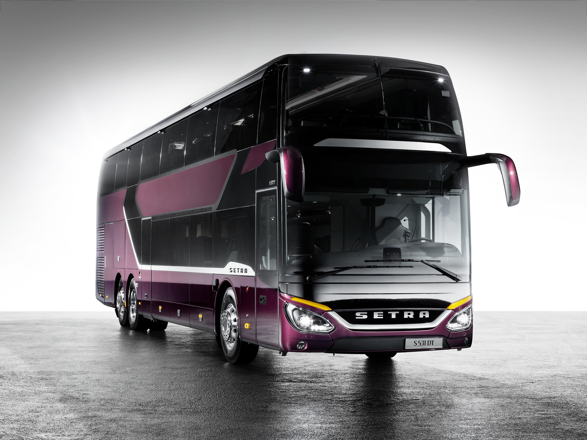 Setra S 531 DT TopClass 500, Exterieur, Viola Pyxis Metallic, OM 471 mit 375 kW (510 PS), 12,8 L Hubraum, 8-Gang Mercedes PowerShift, Active Brake Assist 4, Sideguard Assist, LED-Scheinwerfer, Länge/Breite/Höhe: 14.000/2.550/4.000 mm, Bestuhlung: 1/78. Setra S 531 DT TopClass 500, Modelljahr 2017