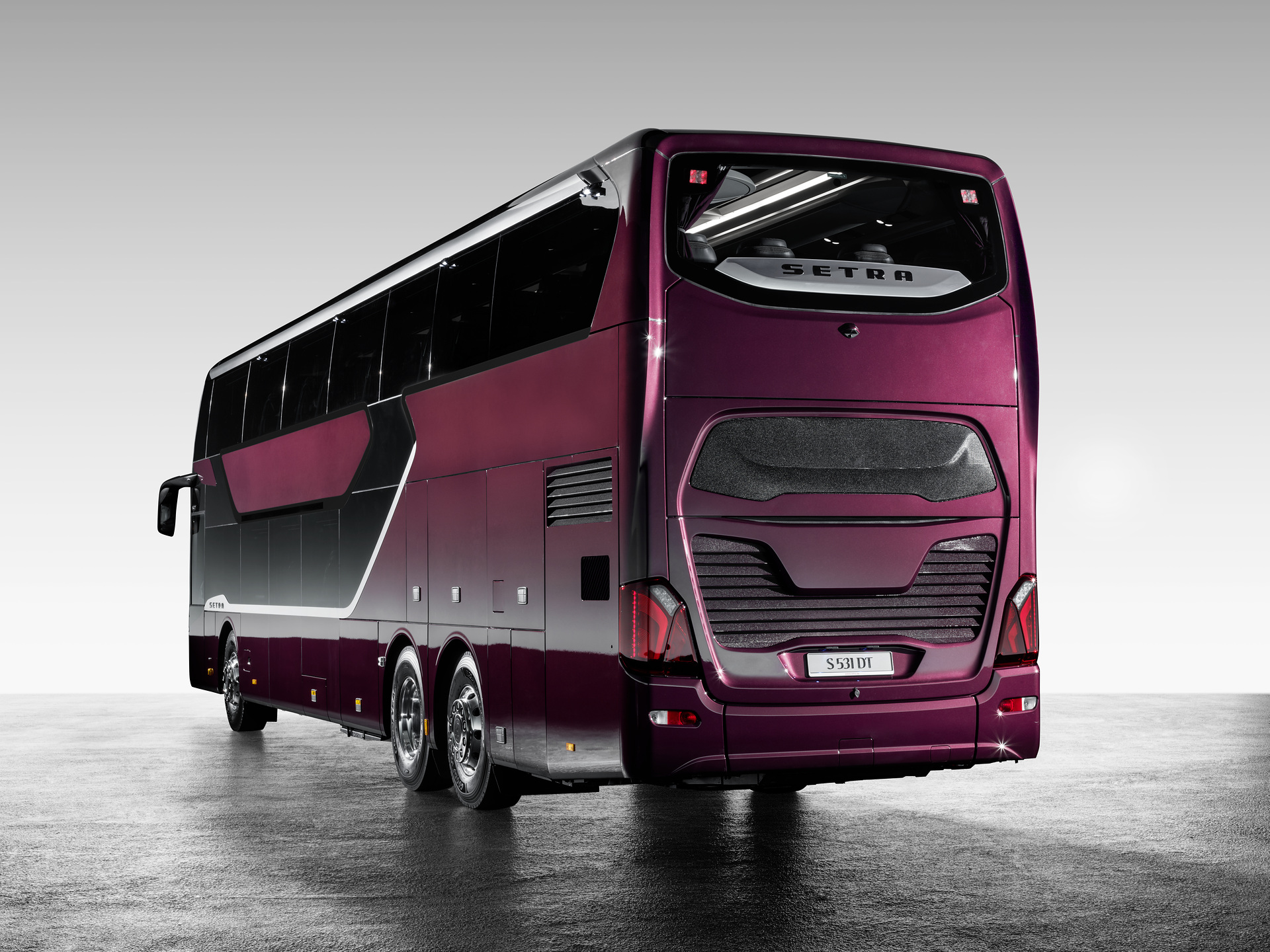 Setra S 531 DT TopClass 500, Exterieur, Viola Pyxis Metallic, OM 471 mit 375 kW (510 PS), 12,8 L Hubraum, 8-Gang Mercedes PowerShift, Active Brake Assist 4, Sideguard Assist, LED-Scheinwerfer, Länge/Breite/Höhe: 14.000/2.550/4.000 mm, Bestuhlung: 1/78. Setra S 531 DT TopClass 500, Modelljahr 2017