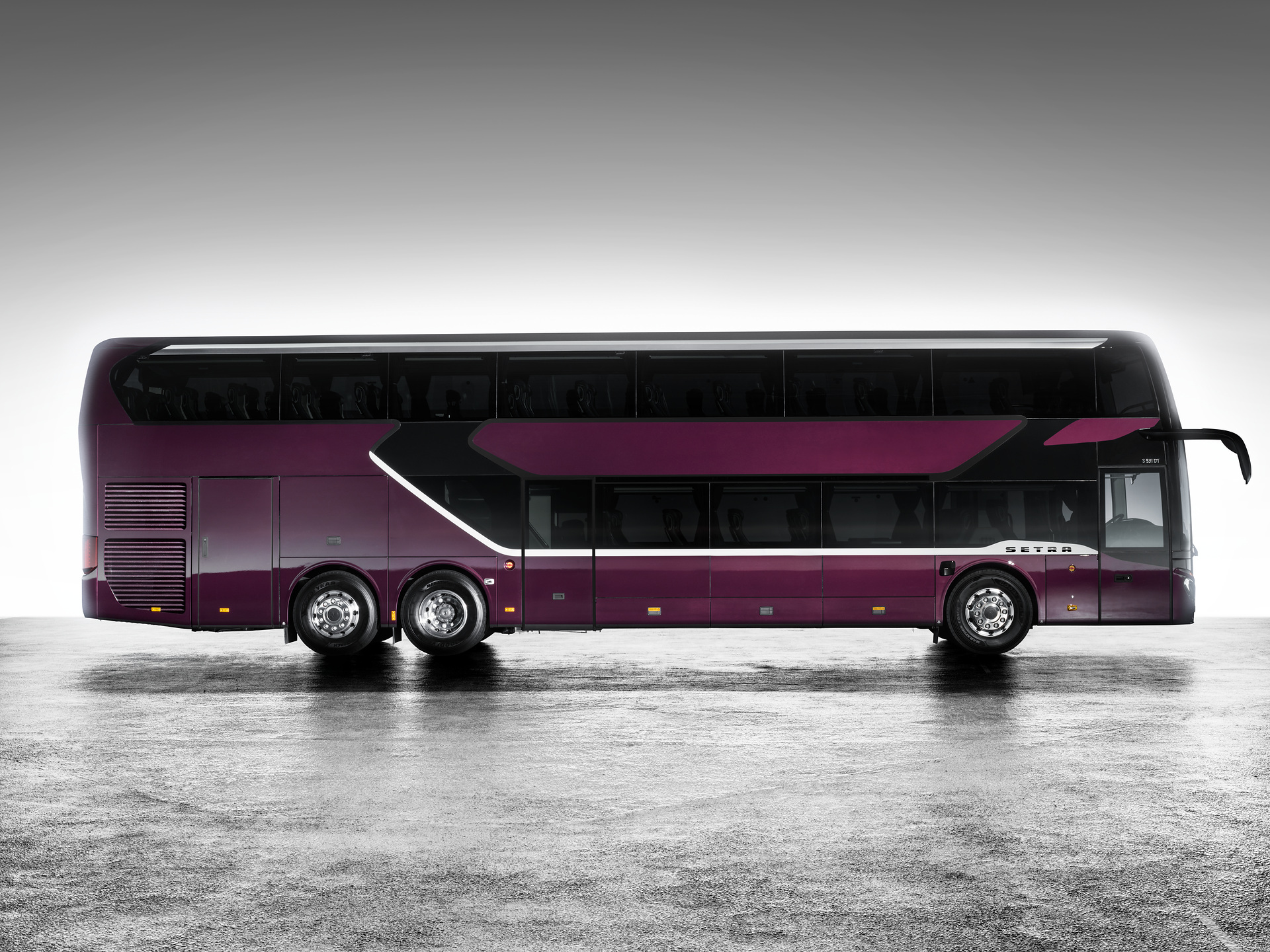 Setra S 531 DT TopClass 500, Exterieur, Viola Pyxis Metallic, OM 471 mit 375 kW (510 PS), 12,8 L Hubraum, 8-Gang Mercedes PowerShift, Active Brake Assist 4, Sideguard Assist, LED-Scheinwerfer, Länge/Breite/Höhe: 14.000/2.550/4.000 mm, Bestuhlung: 1/78. Setra S 531 DT TopClass 500, Modelljahr 2017