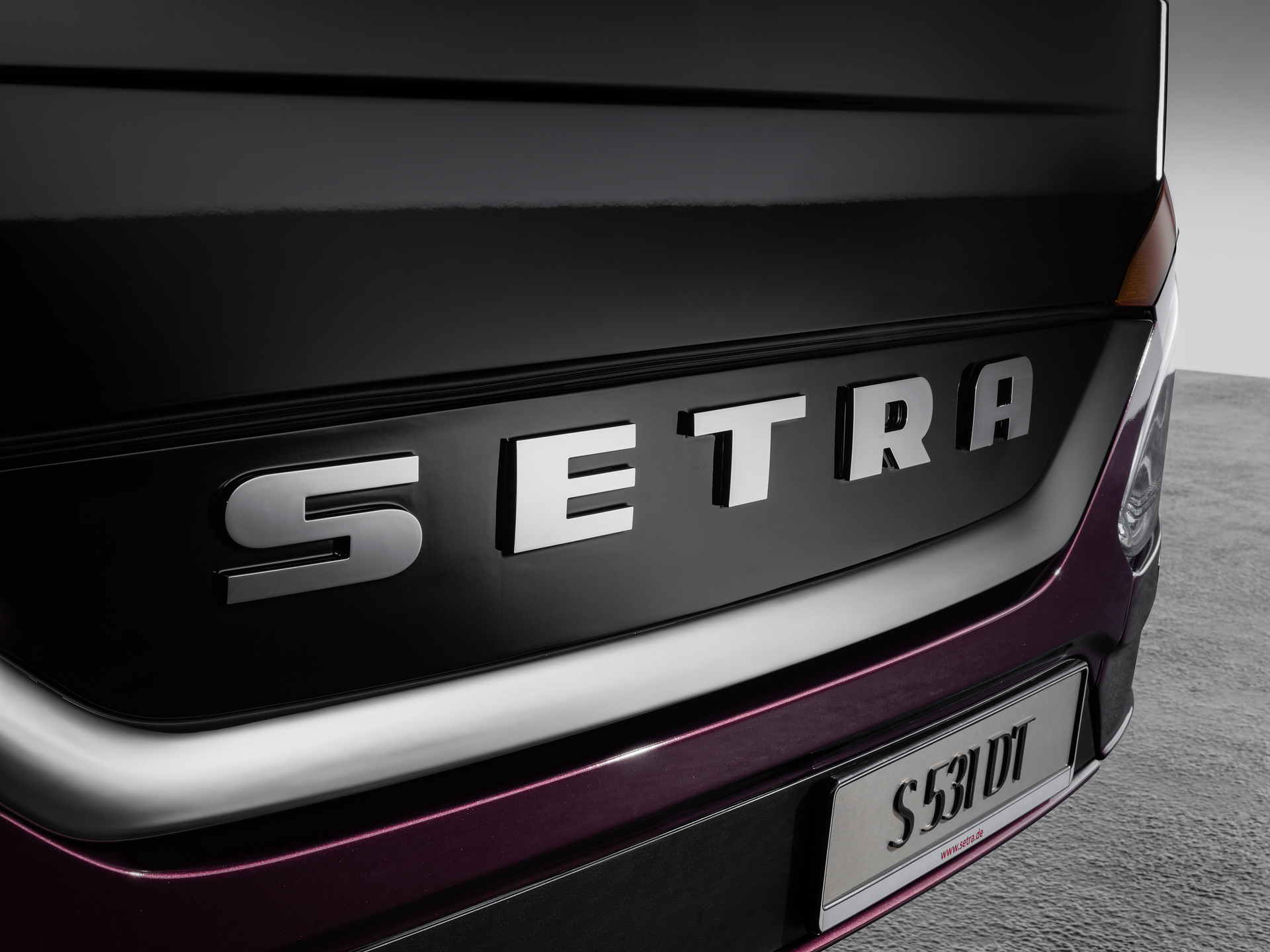Setra S 531 DT TopClass 500, Exterieur, Viola Pyxis Metallic, OM 471 mit 375 kW (510 PS), 12,8 L Hubraum, 8-Gang Mercedes PowerShift, Active Brake Assist 4, Sideguard Assist, LED-Scheinwerfer, Länge/Breite/Höhe: 14.000/2.550/4.000 mm, Bestuhlung: 1/78. Setra S 531 DT TopClass 500, Modelljahr 2017