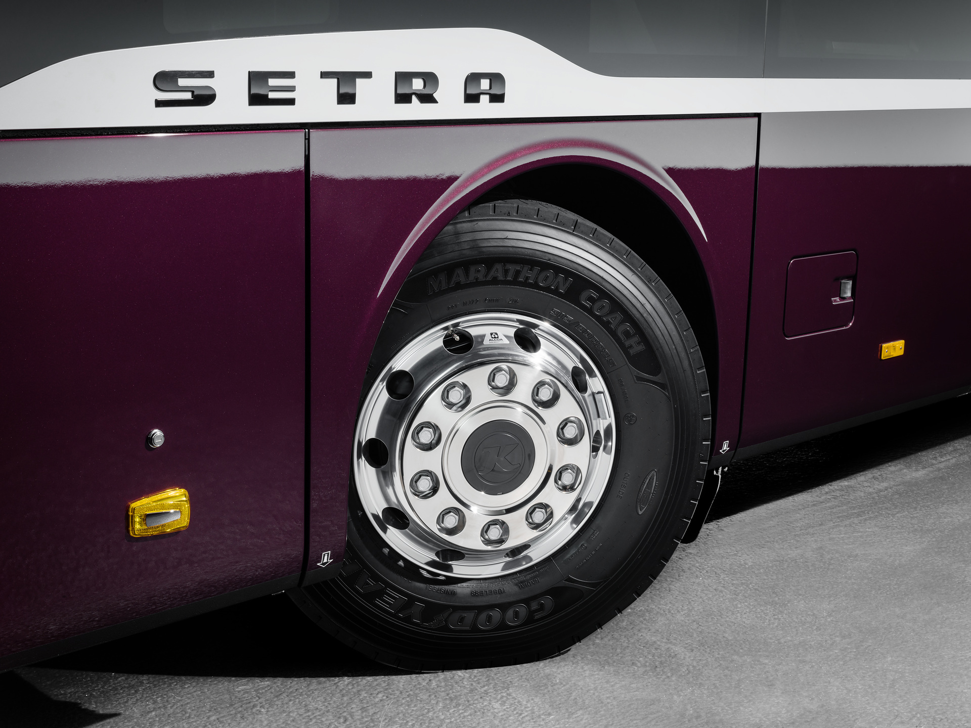 Setra S 531 DT TopClass 500, Exterieur, Viola Pyxis Metallic, OM 471 mit 375 kW (510 PS), 12,8 L Hubraum, 8-Gang Mercedes PowerShift, Active Brake Assist 4, Sideguard Assist, LED-Scheinwerfer, Länge/Breite/Höhe: 14.000/2.550/4.000 mm, Bestuhlung: 1/78. Setra S 531 DT TopClass 500, Modelljahr 2017
