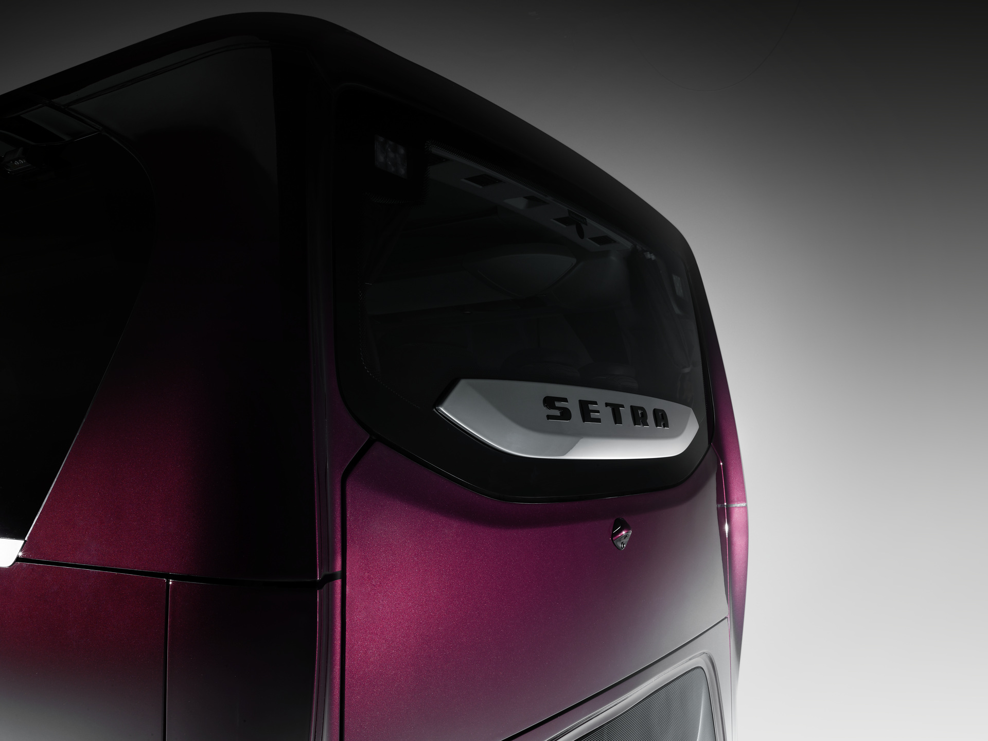 Setra S 531 DT TopClass 500, Exterieur, Viola Pyxis Metallic, OM 471 mit 375 kW (510 PS), 12,8 L Hubraum, 8-Gang Mercedes PowerShift, Active Brake Assist 4, Sideguard Assist, LED-Scheinwerfer, Länge/Breite/Höhe: 14.000/2.550/4.000 mm, Bestuhlung: 1/78. Setra S 531 DT TopClass 500, Modelljahr 2017