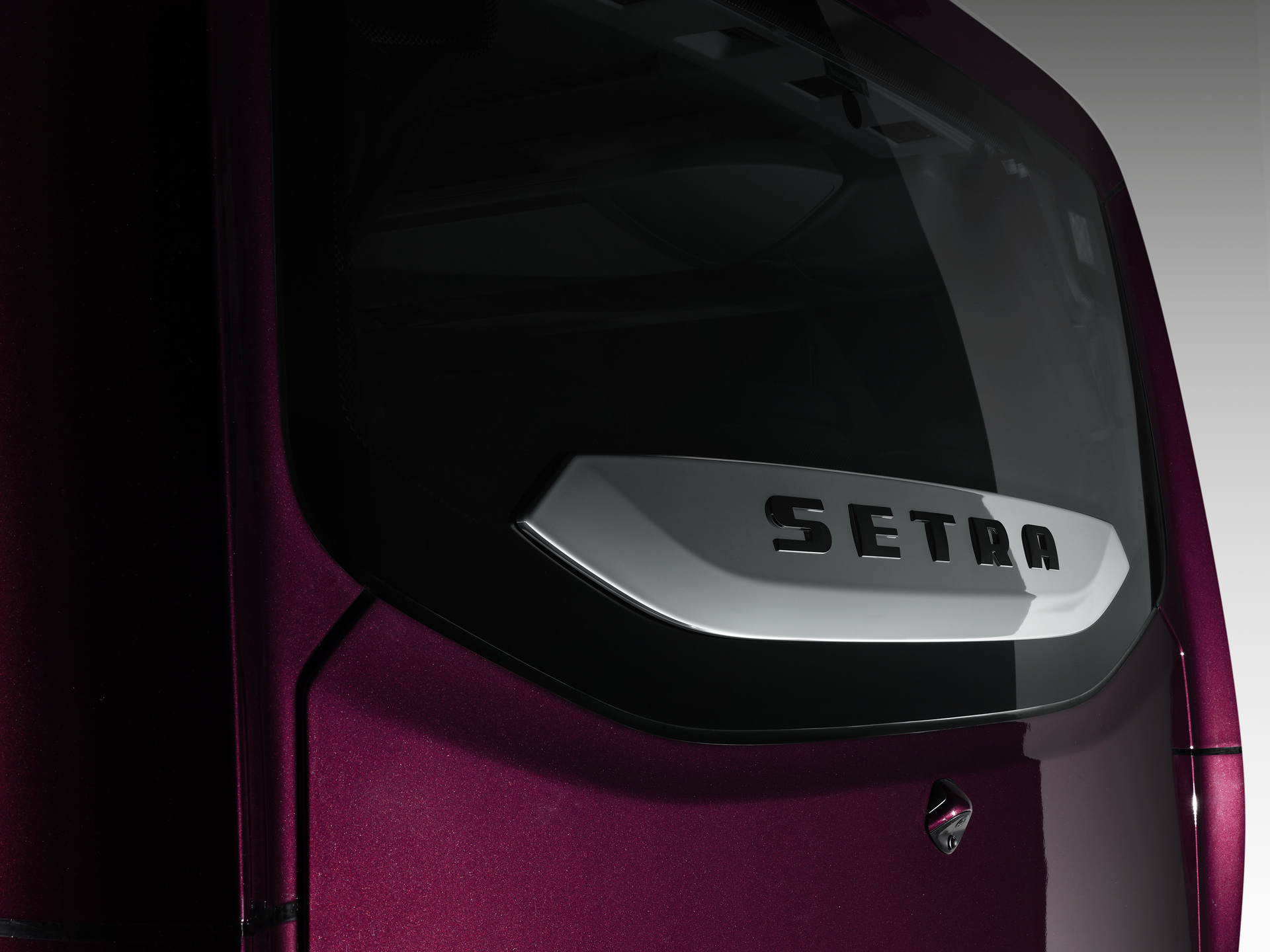 Setra S 531 DT TopClass 500, Exterieur, Viola Pyxis Metallic, OM 471 mit 375 kW (510 PS), 12,8 L Hubraum, 8-Gang Mercedes PowerShift, Active Brake Assist 4, Sideguard Assist, LED-Scheinwerfer, Länge/Breite/Höhe: 14.000/2.550/4.000 mm, Bestuhlung: 1/78. Setra S 531 DT TopClass 500, Modelljahr 2017