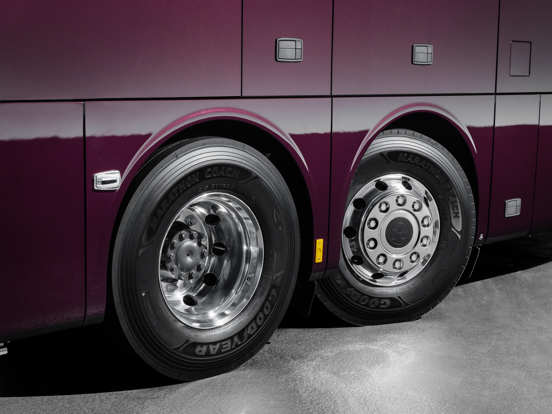 Setra S 531 DT TopClass 500, Exterieur, Viola Pyxis Metallic, OM 471 mit 375 kW (510 PS), 12,8 L Hubraum, 8-Gang Mercedes PowerShift, Active Brake Assist 4, Sideguard Assist, LED-Scheinwerfer, Länge/Breite/Höhe: 14.000/2.550/4.000 mm, Bestuhlung: 1/78. Setra S 531 DT TopClass 500, Modelljahr 2017