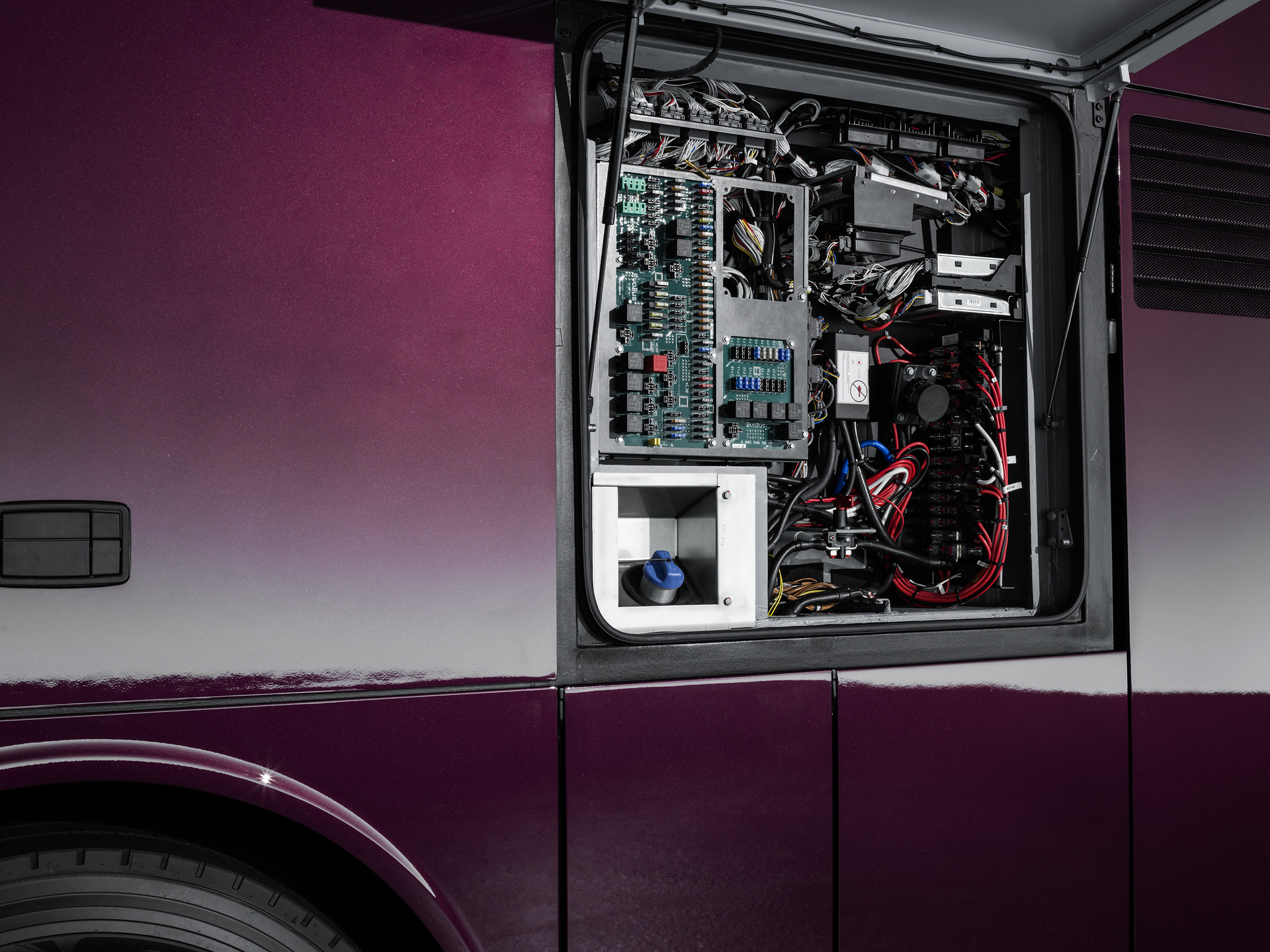 Setra S 531 DT TopClass 500, Exterieur, Viola Pyxis Metallic, OM 471 mit 375 kW (510 PS), 12,8 L Hubraum, 8-Gang Mercedes PowerShift, Active Brake Assist 4, Sideguard Assist, LED-Scheinwerfer, Länge/Breite/Höhe: 14.000/2.550/4.000 mm, Bestuhlung: 1/78. Setra S 531 DT TopClass 500, Modelljahr 2017