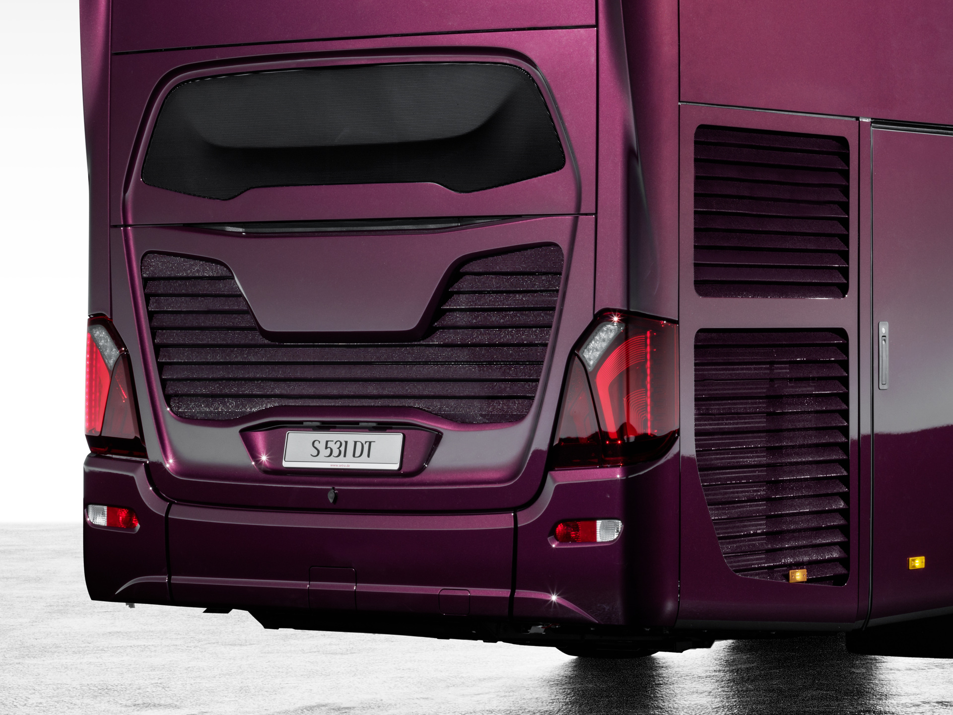 Setra S 531 DT TopClass 500, Exterieur, Viola Pyxis Metallic, OM 471 mit 375 kW (510 PS), 12,8 L Hubraum, 8-Gang Mercedes PowerShift, Active Brake Assist 4, Sideguard Assist, LED-Scheinwerfer, Länge/Breite/Höhe: 14.000/2.550/4.000 mm, Bestuhlung: 1/78. Setra S 531 DT TopClass 500, Modelljahr 2017