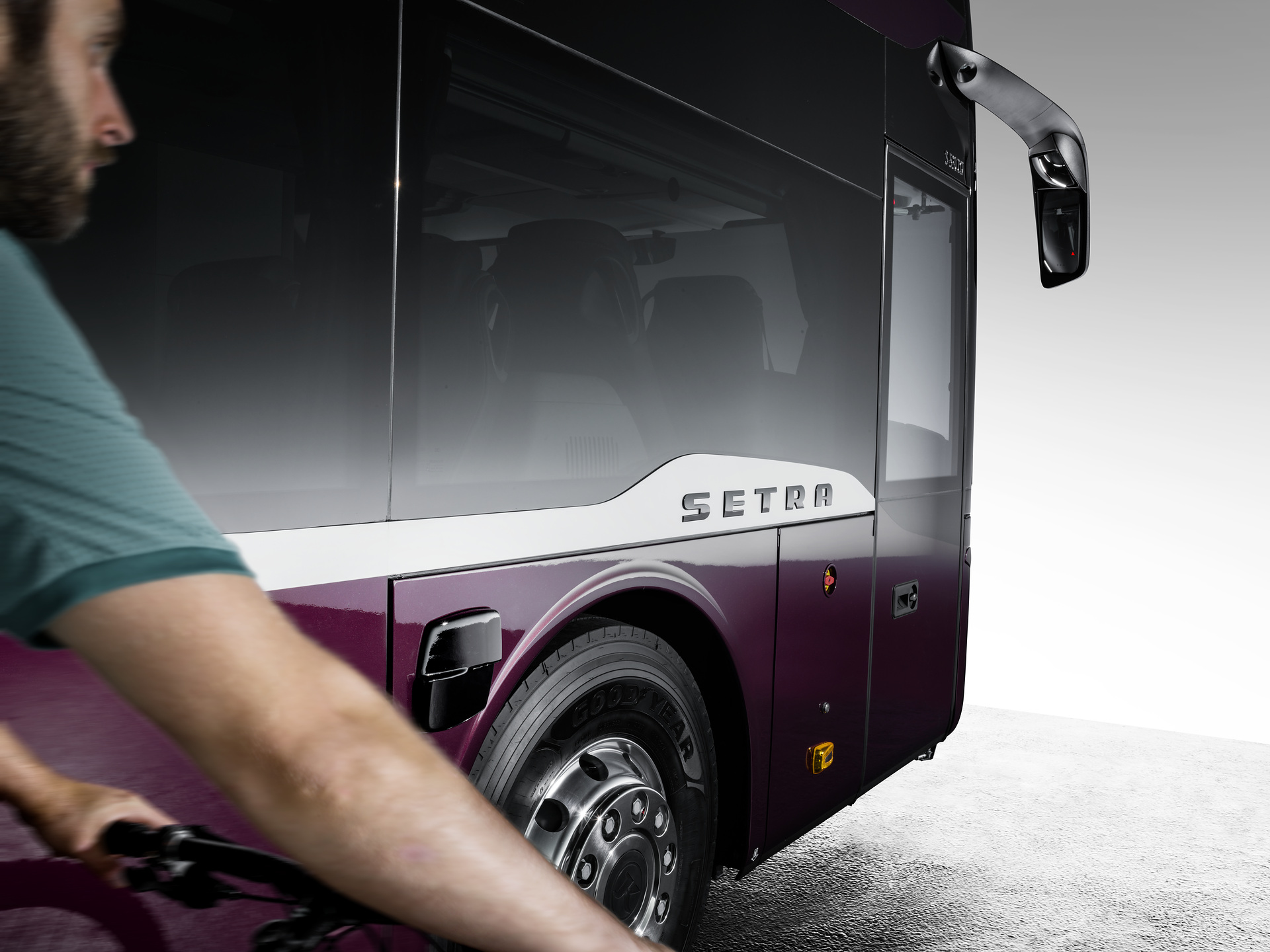 Setra S 531 DT TopClass 500, Exterieur, Viola Pyxis Metallic, OM 471 mit 375 kW (510 PS), 12,8 L Hubraum, 8-Gang Mercedes PowerShift, Active Brake Assist 4, Sideguard Assist, LED-Scheinwerfer, Länge/Breite/Höhe: 14.000/2.550/4.000 mm, Bestuhlung: 1/78. Setra S 531 DT TopClass 500, Modelljahr 2017