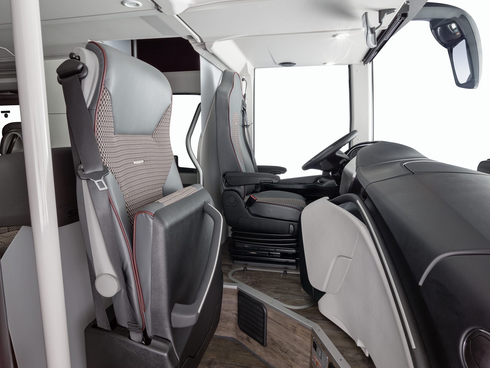 Setra S 531 DT TopClass 500, Unterdeck, Interieur, Cockpit Comfort Plus, Sitzbezüge: Gecko Kiesel, OM 471 mit 375 kW (510 PS), 12,8 L Hubraum, 8-Gang Mercedes PowerShift, Active Brake Assist 4, Sideguard Assist, LED-Scheinwerfer, Länge/Breite/Höhe: 14.000/2.550/4.000 mm, Bestuhlung: 1/78. Setra S 531 DT TopClass 500, Modelljahr 2017