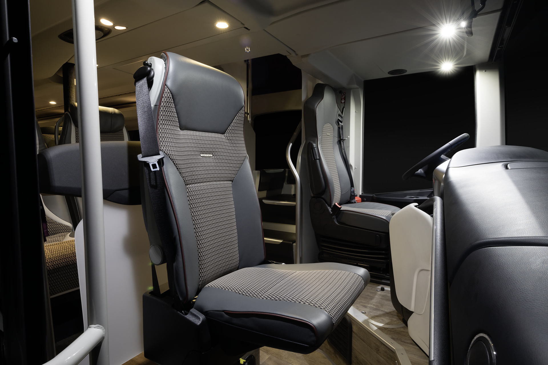Setra S 531 DT TopClass 500, Unterdeck, Interieur, Cockpit Comfort Plus, Sitzbezüge: Gecko Kiesel, OM 471 mit 375 kW (510 PS), 12,8 L Hubraum, 8-Gang Mercedes PowerShift, Active Brake Assist 4, Sideguard Assist, LED-Scheinwerfer, Länge/Breite/Höhe: 14.000/2.550/4.000 mm, Bestuhlung: 1/78. Setra S 531 DT TopClass 500, Modelljahr 2017