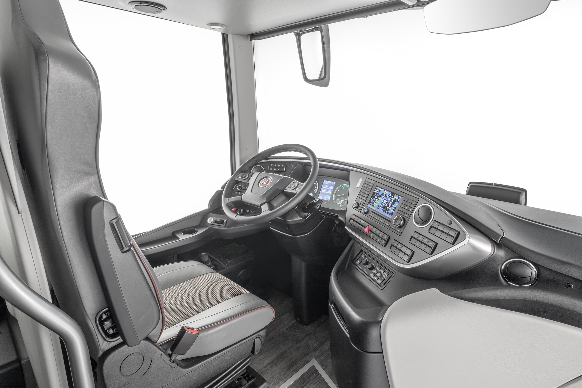 Setra S 531 DT TopClass 500, Unterdeck, Interieur, Cockpit Comfort Plus, Sitzbezüge: Gecko Kiesel, OM 471 mit 375 kW (510 PS), 12,8 L Hubraum, 8-Gang Mercedes PowerShift, Active Brake Assist 4, Sideguard Assist, LED-Scheinwerfer, Länge/Breite/Höhe: 14.000/2.550/4.000 mm, Bestuhlung: 1/78. Setra S 531 DT TopClass 500, Modelljahr 2017