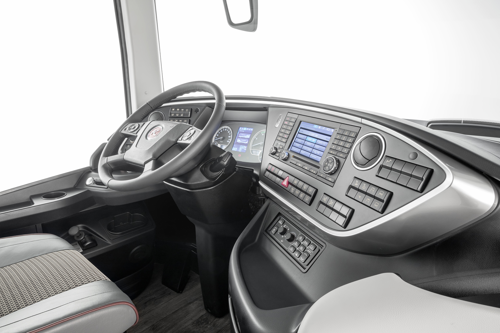Setra S 531 DT TopClass 500, Unterdeck, Interieur, Cockpit Comfort Plus, Sitzbezüge: Gecko Kiesel, OM 471 mit 375 kW (510 PS), 12,8 L Hubraum, 8-Gang Mercedes PowerShift, Active Brake Assist 4, Sideguard Assist, LED-Scheinwerfer, Länge/Breite/Höhe: 14.000/2.550/4.000 mm, Bestuhlung: 1/78. Setra S 531 DT TopClass 500, Modelljahr 2017
