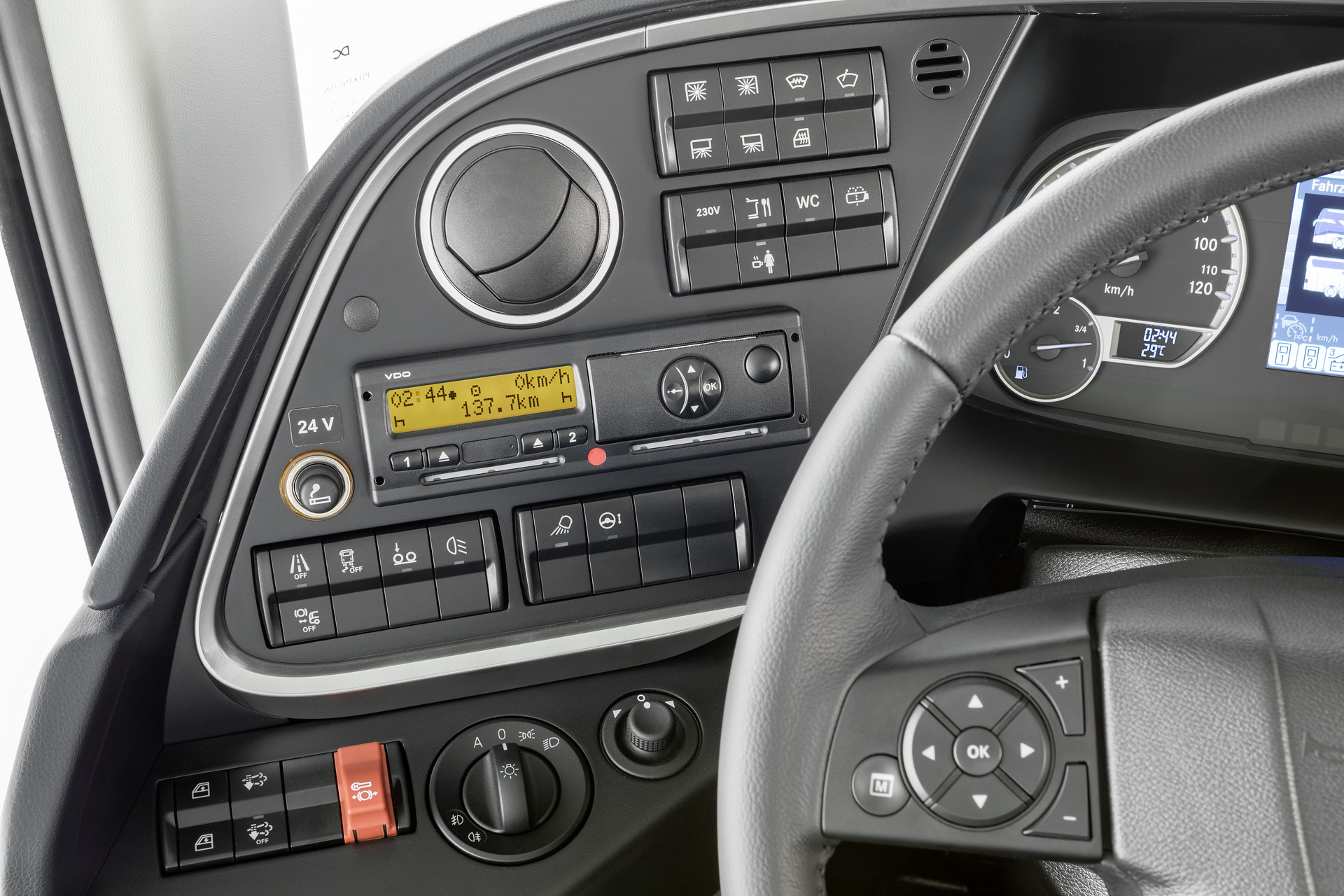 Setra S 531 DT TopClass 500, Unterdeck, Interieur, Cockpit Comfort Plus, Sitzbezüge: Gecko Kiesel, OM 471 mit 375 kW (510 PS), 12,8 L Hubraum, 8-Gang Mercedes PowerShift, Active Brake Assist 4, Sideguard Assist, LED-Scheinwerfer, Länge/Breite/Höhe: 14.000/2.550/4.000 mm, Bestuhlung: 1/78. Setra S 531 DT TopClass 500, Modelljahr 2017