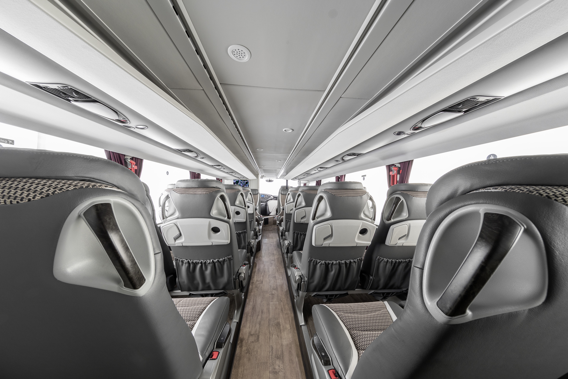 Setra S 531 DT TopClass 500, Unterdeck, Interieur, Cockpit Comfort Plus, Sitzbezüge: Gecko Kiesel, OM 471 mit 375 kW (510 PS), 12,8 L Hubraum, 8-Gang Mercedes PowerShift, Active Brake Assist 4, Sideguard Assist, LED-Scheinwerfer, Länge/Breite/Höhe: 14.000/2.550/4.000 mm, Bestuhlung: 1/78. Setra S 531 DT TopClass 500, Modelljahr 2017