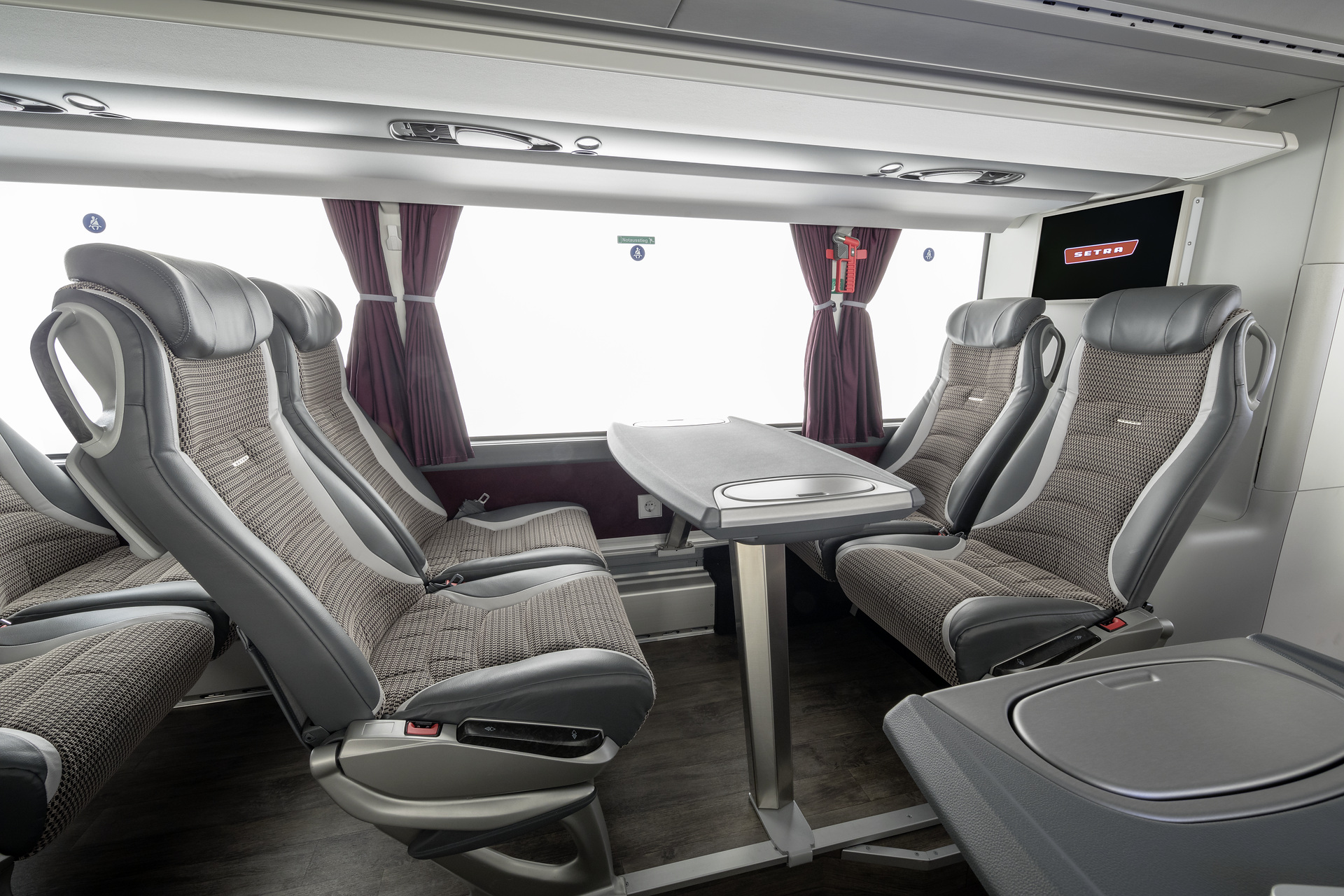 Setra S 531 DT TopClass 500, Unterdeck, Interieur, Cockpit Comfort Plus, Sitzbezüge: Gecko Kiesel, OM 471 mit 375 kW (510 PS), 12,8 L Hubraum, 8-Gang Mercedes PowerShift, Active Brake Assist 4, Sideguard Assist, LED-Scheinwerfer, Länge/Breite/Höhe: 14.000/2.550/4.000 mm, Bestuhlung: 1/78. Setra S 531 DT TopClass 500, Modelljahr 2017