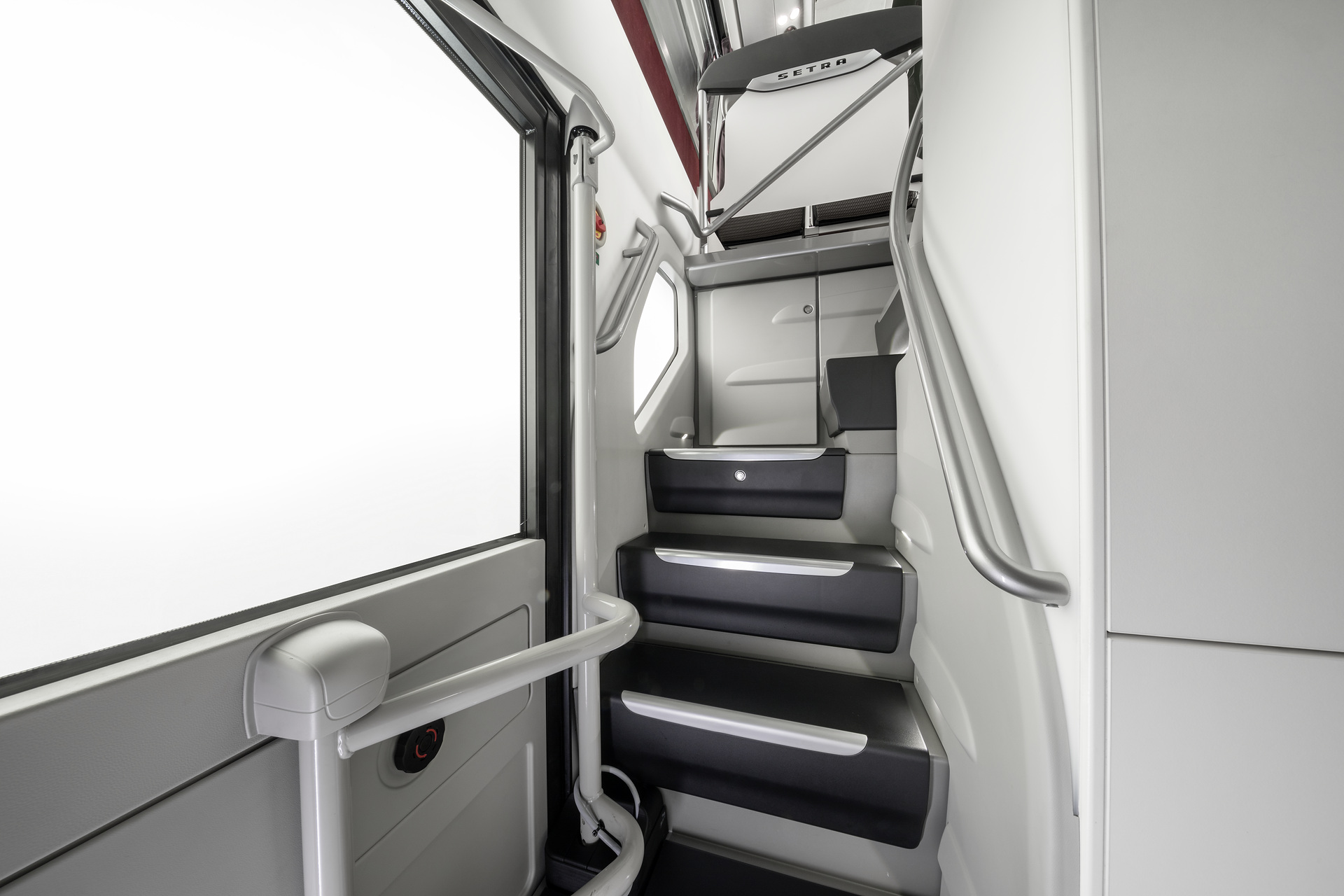 Setra S 531 DT TopClass 500, Unterdeck, Interieur, Cockpit Comfort Plus, Sitzbezüge: Gecko Kiesel, OM 471 mit 375 kW (510 PS), 12,8 L Hubraum, 8-Gang Mercedes PowerShift, Active Brake Assist 4, Sideguard Assist, LED-Scheinwerfer, Länge/Breite/Höhe: 14.000/2.550/4.000 mm, Bestuhlung: 1/78. Setra S 531 DT TopClass 500, Modelljahr 2017