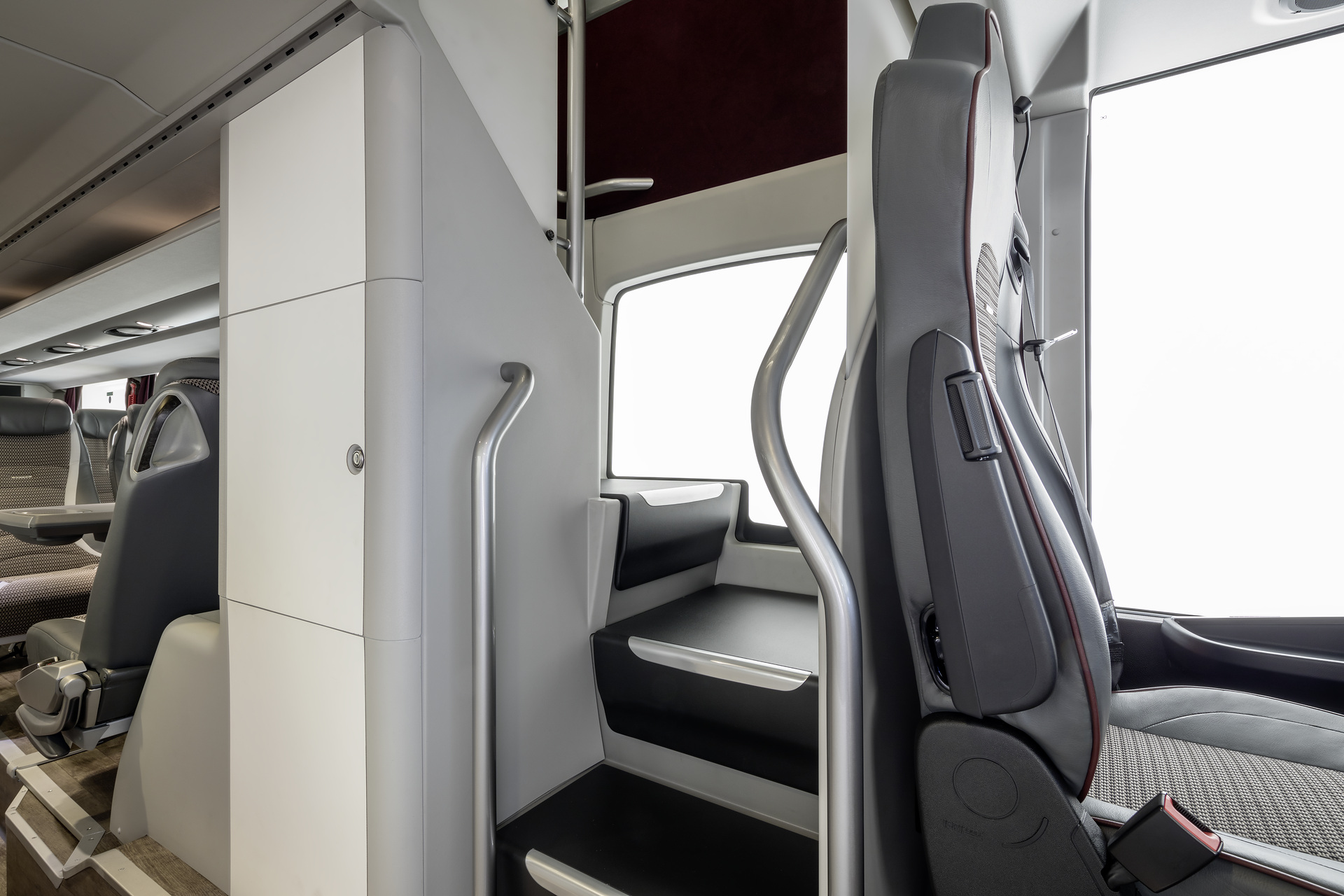 Setra S 531 DT TopClass 500, Unterdeck, Interieur, Cockpit Comfort Plus, Sitzbezüge: Gecko Kiesel, OM 471 mit 375 kW (510 PS), 12,8 L Hubraum, 8-Gang Mercedes PowerShift, Active Brake Assist 4, Sideguard Assist, LED-Scheinwerfer, Länge/Breite/Höhe: 14.000/2.550/4.000 mm, Bestuhlung: 1/78. Setra S 531 DT TopClass 500, Modelljahr 2017