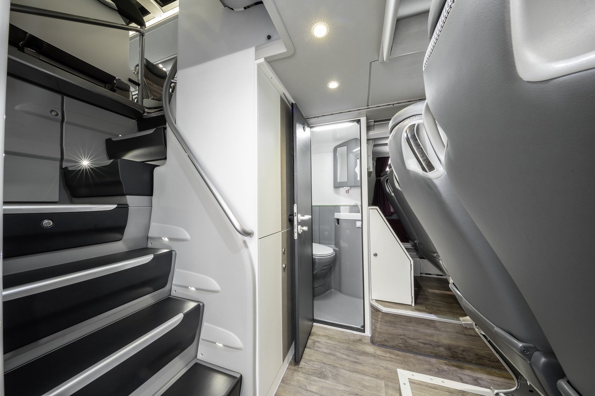 Setra S 531 DT TopClass 500, Unterdeck, Interieur, Cockpit Comfort Plus, Sitzbezüge: Gecko Kiesel, OM 471 mit 375 kW (510 PS), 12,8 L Hubraum, 8-Gang Mercedes PowerShift, Active Brake Assist 4, Sideguard Assist, LED-Scheinwerfer, Länge/Breite/Höhe: 14.000/2.550/4.000 mm, Bestuhlung: 1/78. Setra S 531 DT TopClass 500, Modelljahr 2017