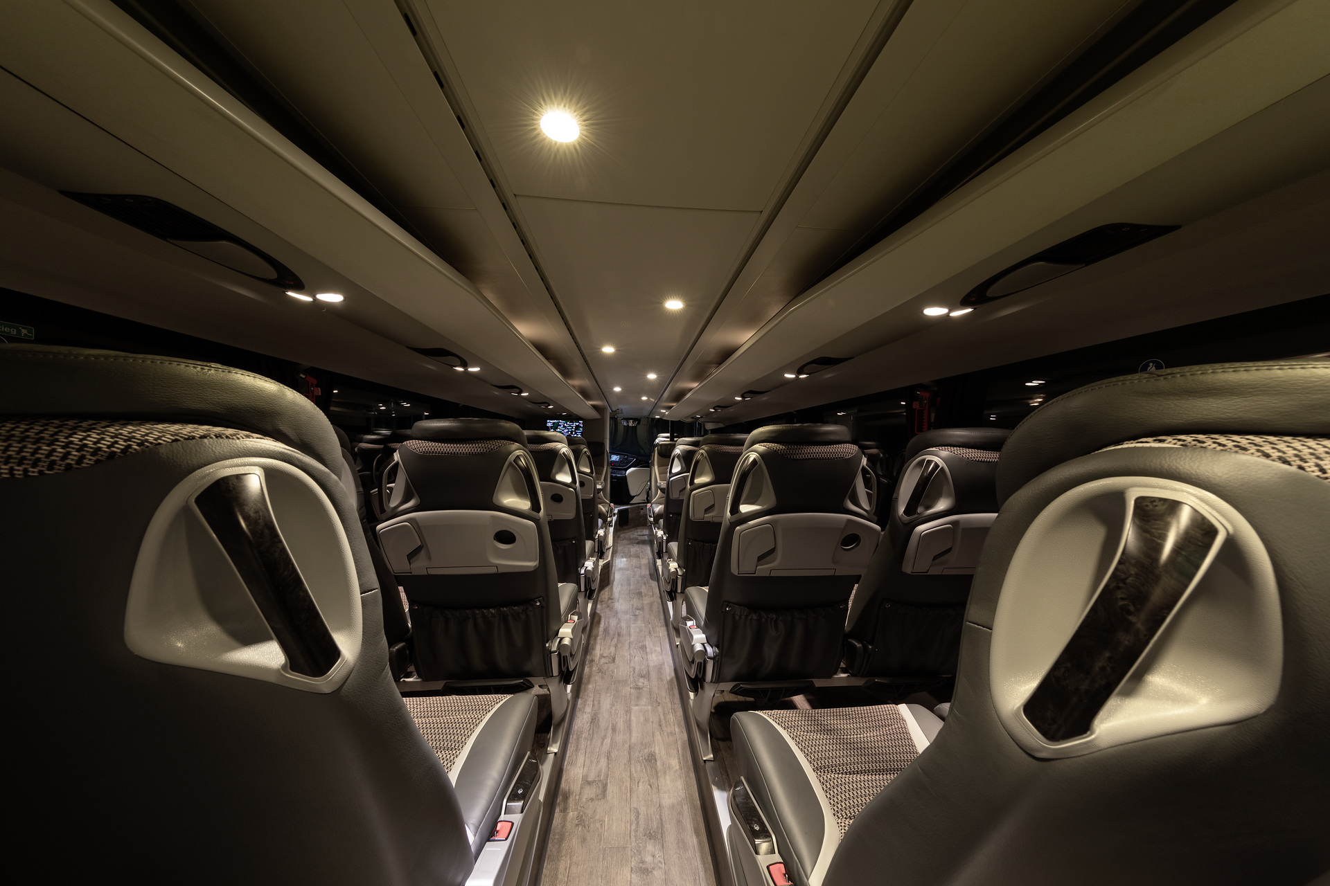 Setra S 531 DT TopClass 500, Unterdeck, Interieur, Cockpit Comfort Plus, Sitzbezüge: Gecko Kiesel, OM 471 mit 375 kW (510 PS), 12,8 L Hubraum, 8-Gang Mercedes PowerShift, Active Brake Assist 4, Sideguard Assist, LED-Scheinwerfer, Länge/Breite/Höhe: 14.000/2.550/4.000 mm, Bestuhlung: 1/78. Setra S 531 DT TopClass 500, Modelljahr 2017