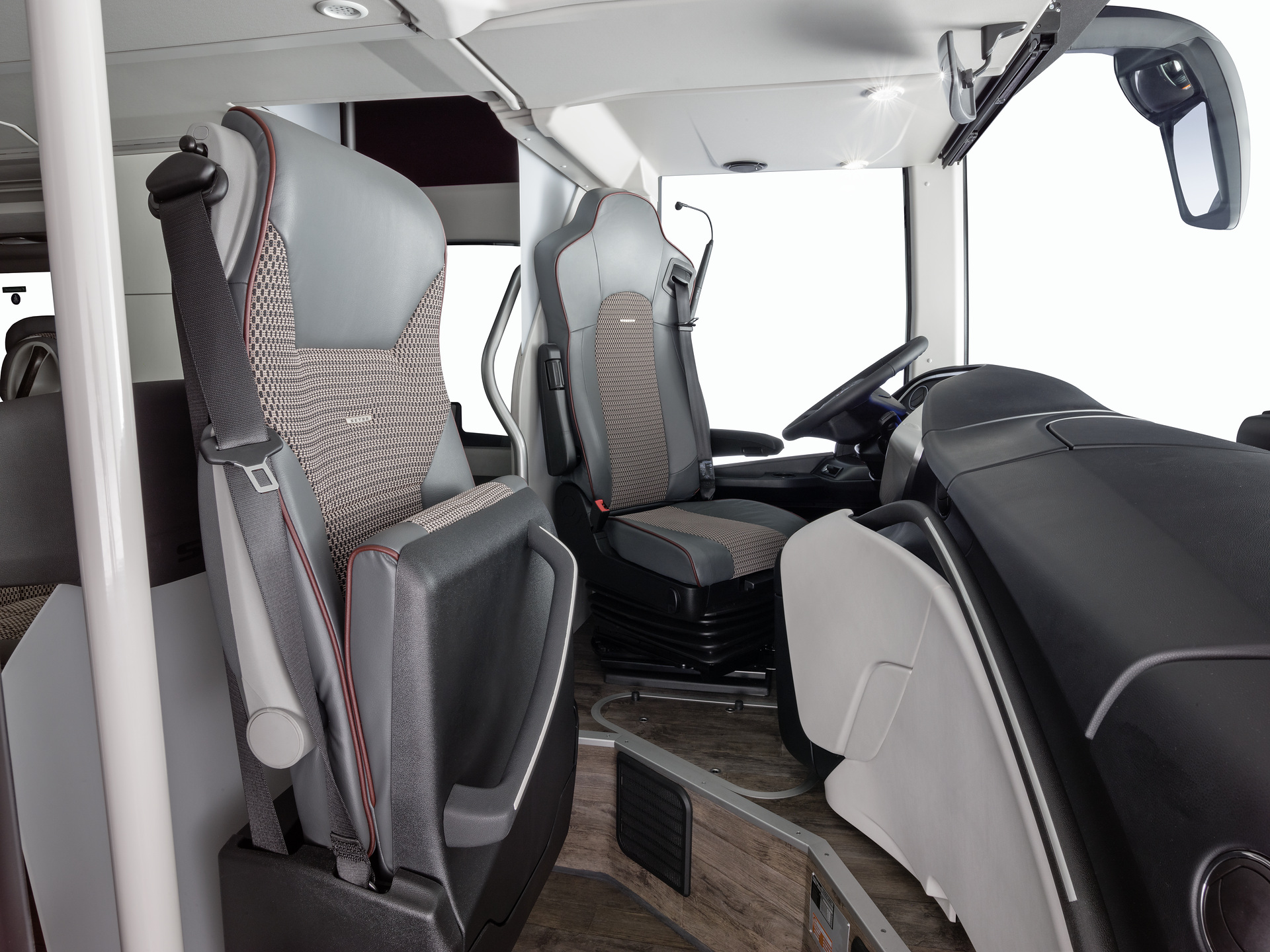 Setra S 531 DT TopClass 500, Unterdeck, Interieur, Cockpit Comfort Plus, Sitzbezüge: Gecko Kiesel, OM 471 mit 375 kW (510 PS), 12,8 L Hubraum, 8-Gang Mercedes PowerShift, Active Brake Assist 4, Sideguard Assist, LED-Scheinwerfer, Länge/Breite/Höhe: 14.000/2.550/4.000 mm, Bestuhlung: 1/78. Setra S 531 DT TopClass 500, Modelljahr 2017
