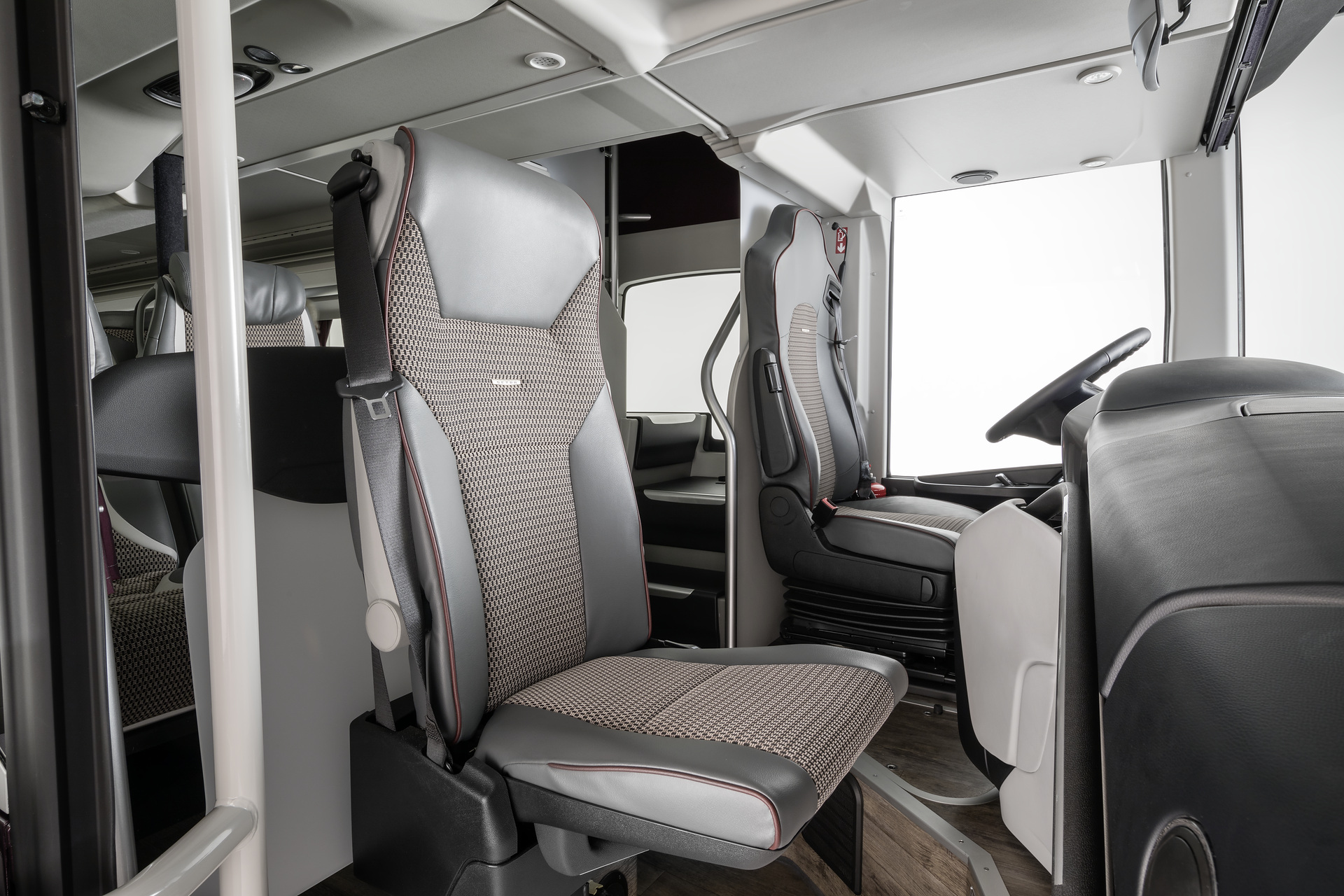 Setra S 531 DT TopClass 500, Unterdeck, Interieur, Cockpit Comfort Plus, Sitzbezüge: Gecko Kiesel, OM 471 mit 375 kW (510 PS), 12,8 L Hubraum, 8-Gang Mercedes PowerShift, Active Brake Assist 4, Sideguard Assist, LED-Scheinwerfer, Länge/Breite/Höhe: 14.000/2.550/4.000 mm, Bestuhlung: 1/78. Setra S 531 DT TopClass 500, Modelljahr 2017
