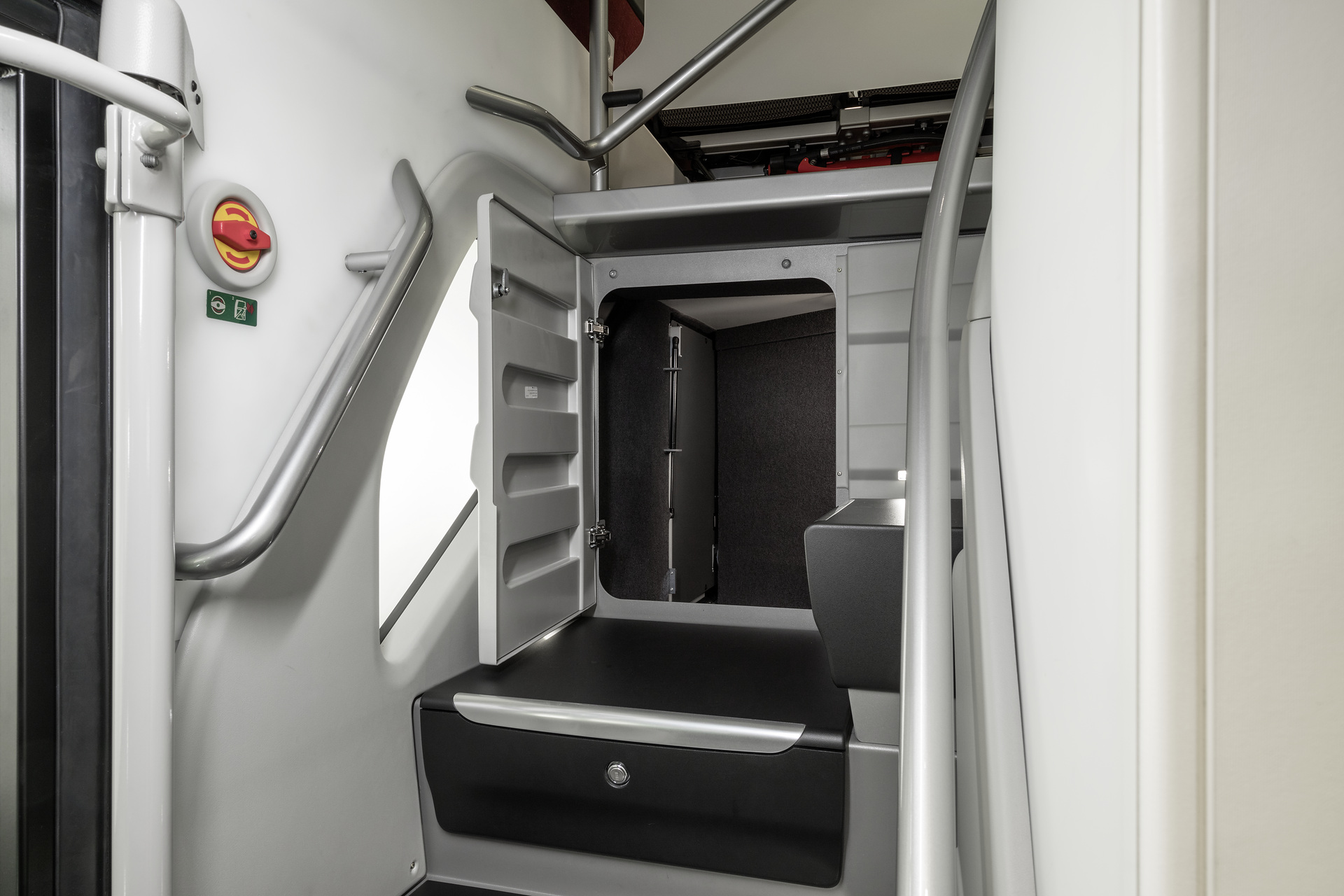 Setra S 531 DT TopClass 500, Unterdeck, Interieur, Cockpit Comfort Plus, Sitzbezüge: Gecko Kiesel, OM 471 mit 375 kW (510 PS), 12,8 L Hubraum, 8-Gang Mercedes PowerShift, Active Brake Assist 4, Sideguard Assist, LED-Scheinwerfer, Länge/Breite/Höhe: 14.000/2.550/4.000 mm, Bestuhlung: 1/78. Setra S 531 DT TopClass 500, Modelljahr 2017