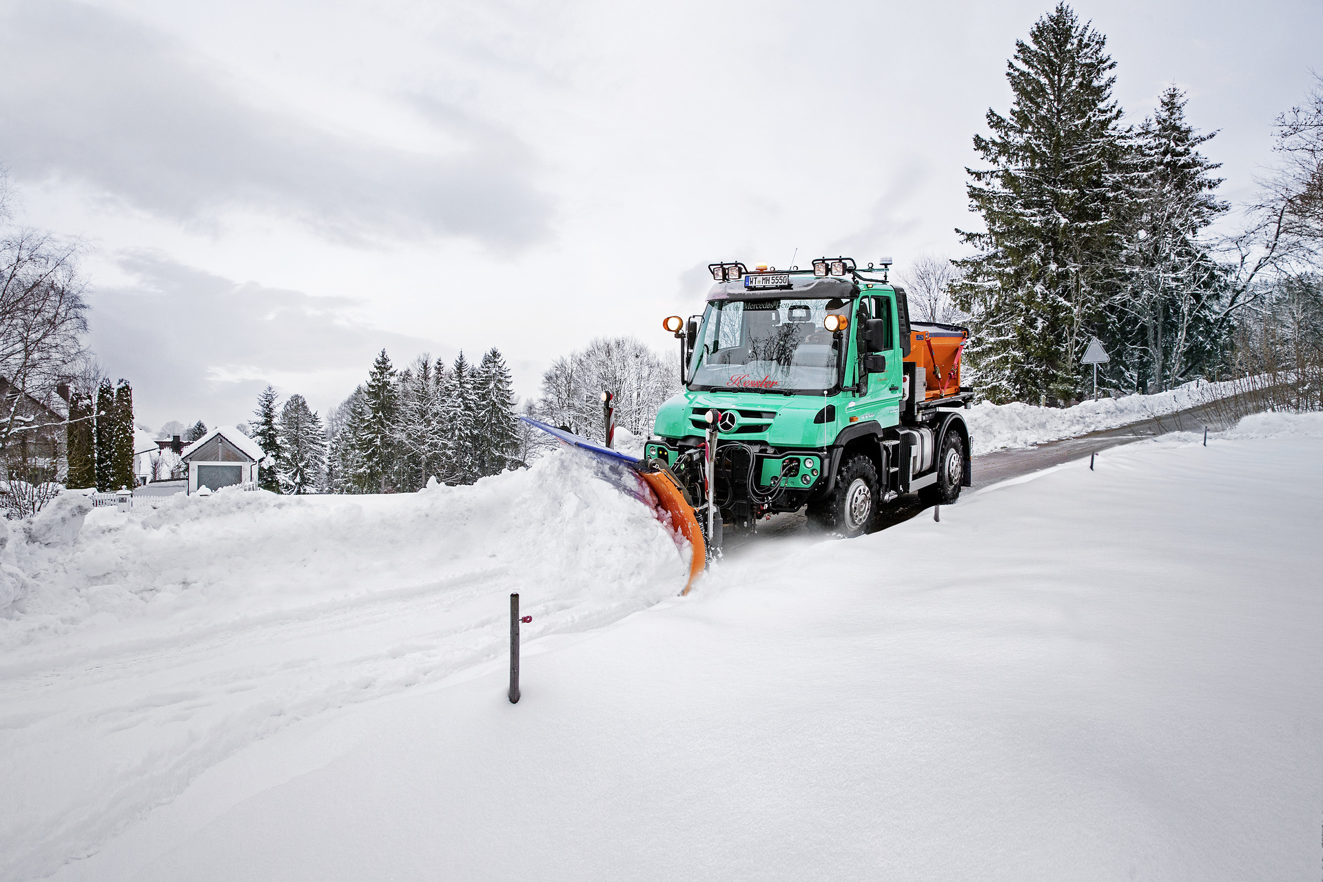 Seit sieben Generationen setzt das Familienunternehmen Kessler Holztransporte auf den Unimog. Im Winter räumt das Familienunternehmen mit seinem neuen Unimog U 427 die Straßen und Wanderwege zwischen Schwarza und Albstausee im Süden des Hochschwarzwalds. Mercedes-Benz Unimog befreit Südschwarzwald von Eis und Schnee: Um vier Uhr nachts wird der Unimog gestartet