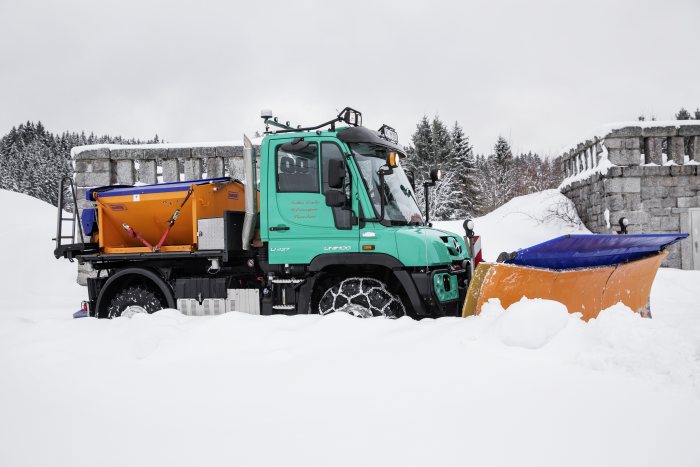 Mercedes-Benz Unimog befreit Südschwarzwald von Eis und Schnee: Um vier Uhr nachts wird der Unimog gestartet