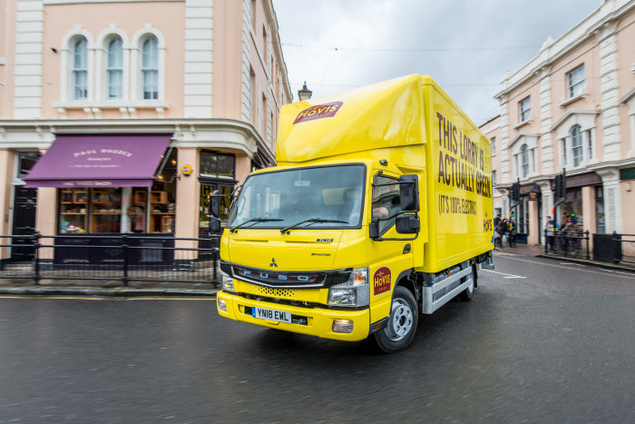 Daimler Trucks übergibt erste vollelektrische FUSO eCanter Lkw an Kunden in Großbritannien