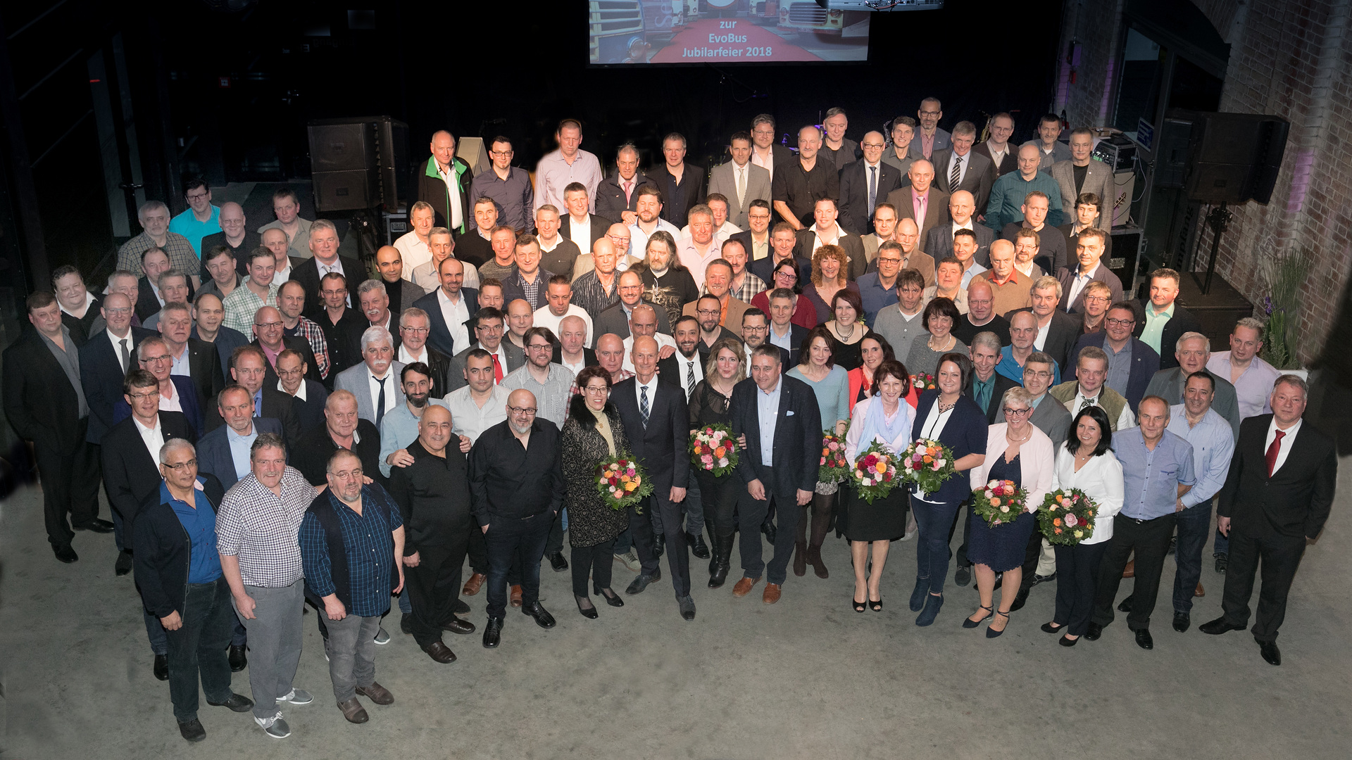 Die Geschäftsleitung der EvoBus GmbH in Neu-Ulm ehrte am 16. März 2018 insgesamt 200 Jubilare für ihre lange Betriebszugehörigkeit. EvoBus Werk Neu-Ulm ehrt Mitarbeiter für langjährige Betriebszugehörigkeit
