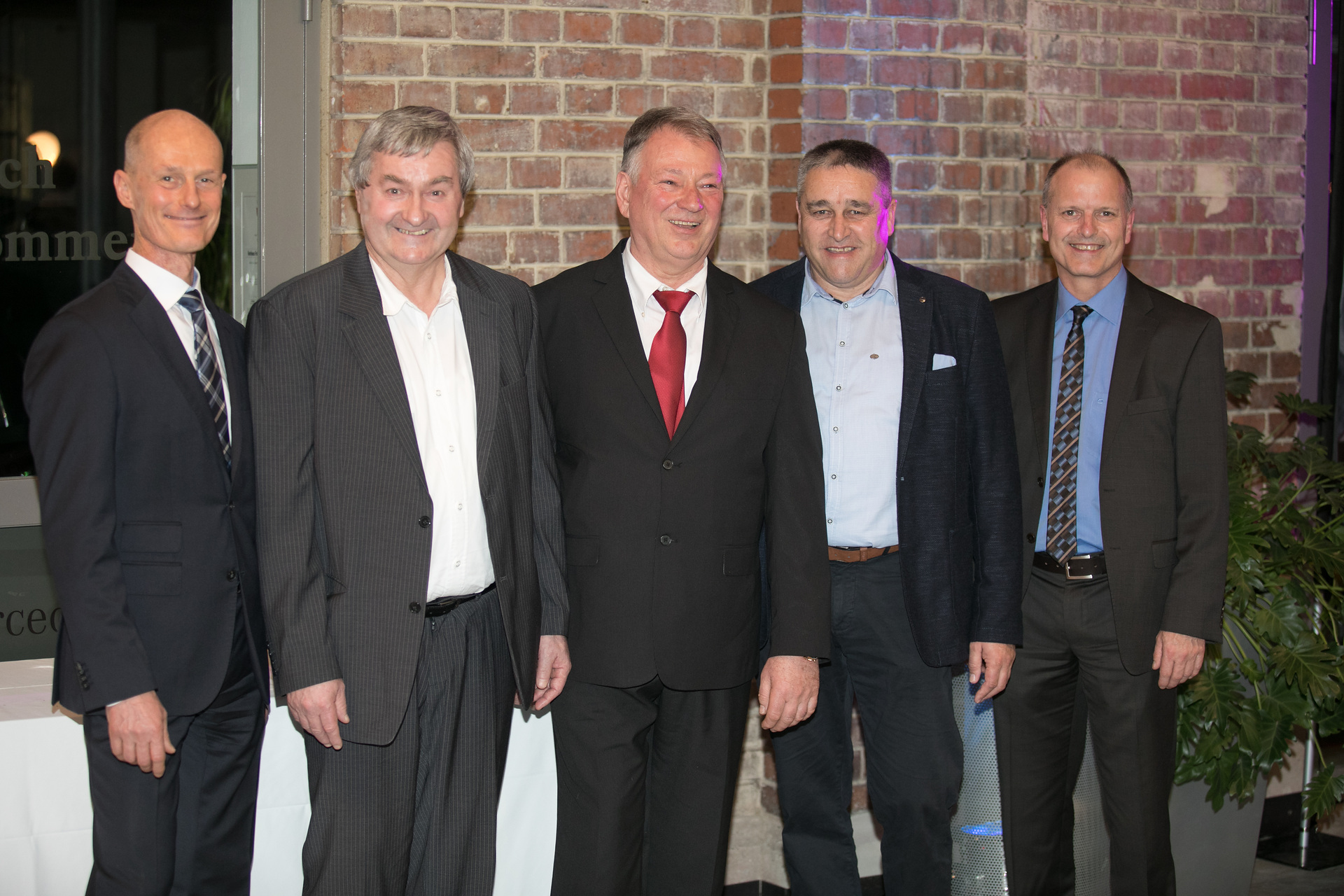 V.l.n.r.: Dr. Marcus Nicolai, Leiter Produktion Daimler Buses, Hans Geprägs und Zbignew Lebkowski, beide 50-jährige Jubilare, Hans-Jörg Müller, Betriebsratsvorsitzender des EvoBus Werks Neu-Ulm, sowie Klaus Graf (Leiter Personal EvoBus Werk Neu-Ulm). EvoBus Werk Neu-Ulm ehrt Mitarbeiter für langjährige Betriebszugehörigkeit