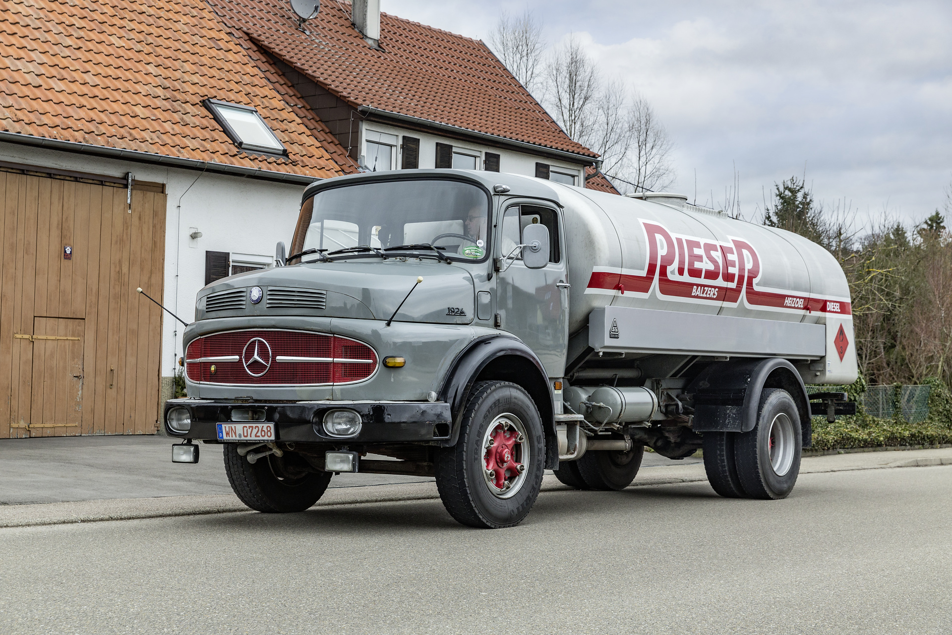 Mercedes-Benz L 1924 Rundhauber Tankwagen; Bj: 1971 Mercedes-Benz Trucks auf der „Retro Classics 2018“: Historische Spezialisten für alle Transportarten
