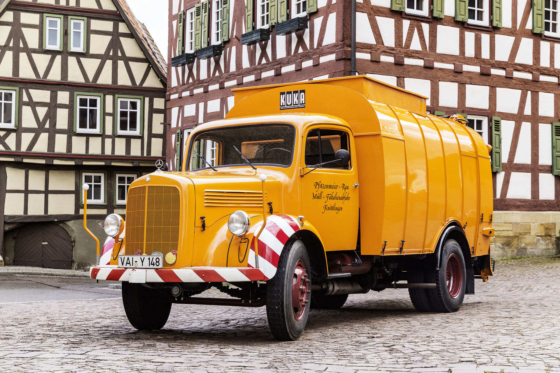 Mercedes-Benz Trucks auf der „Retro Classics 2018“: Historische Spezialisten für alle Transportarten