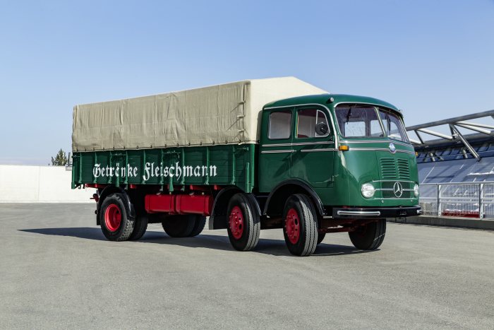 Mercedes-Benz Trucks auf der „Retro Classics 2018“: Historische Spezialisten für alle Transportarten