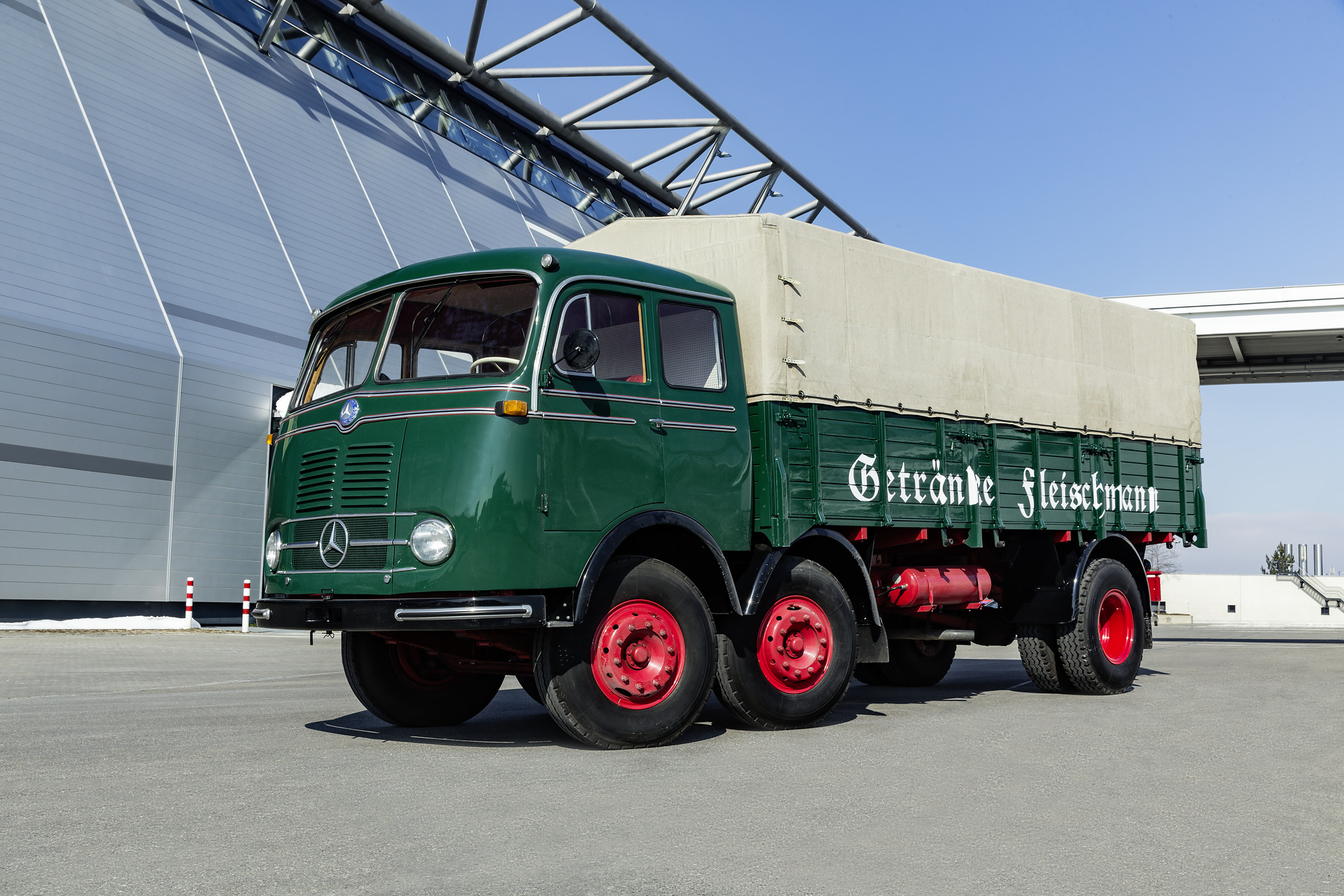 Mercedes-Benz LP 333 “Tausendfüssler“; Bj: 1960 Mercedes-Benz Trucks auf der „Retro Classics 2018“: Historische Spezialisten für alle Transportarten