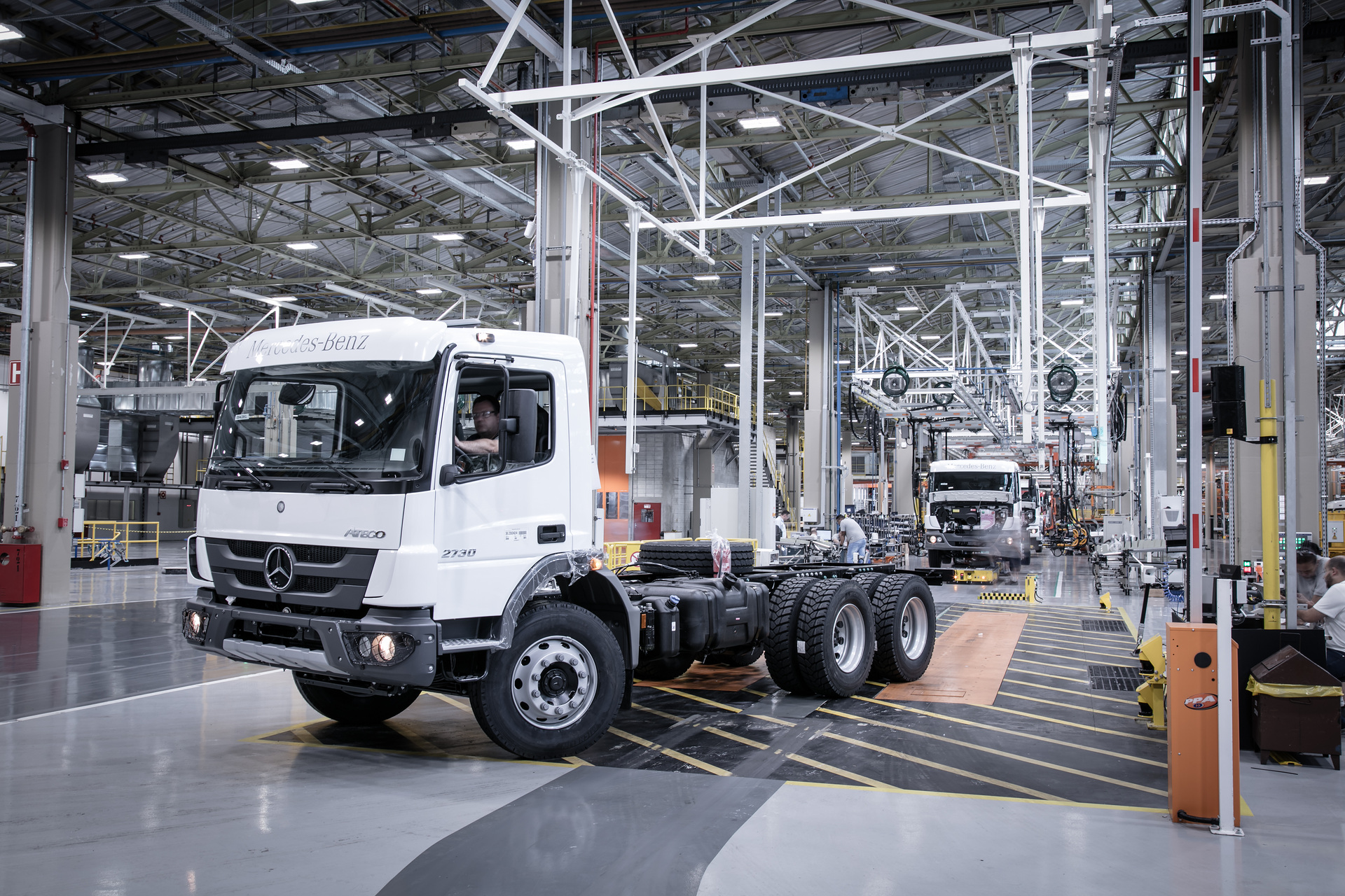 Ein Mercedes-Benz Atego 2730 verlässt die neue Fertigungslinie im brasilianischen Werk Sao Bernardo do Campo (Sao Paulo). Industrie 4.0: Daimler Trucks revolutioniert Lkw-Produktion in Brasilien