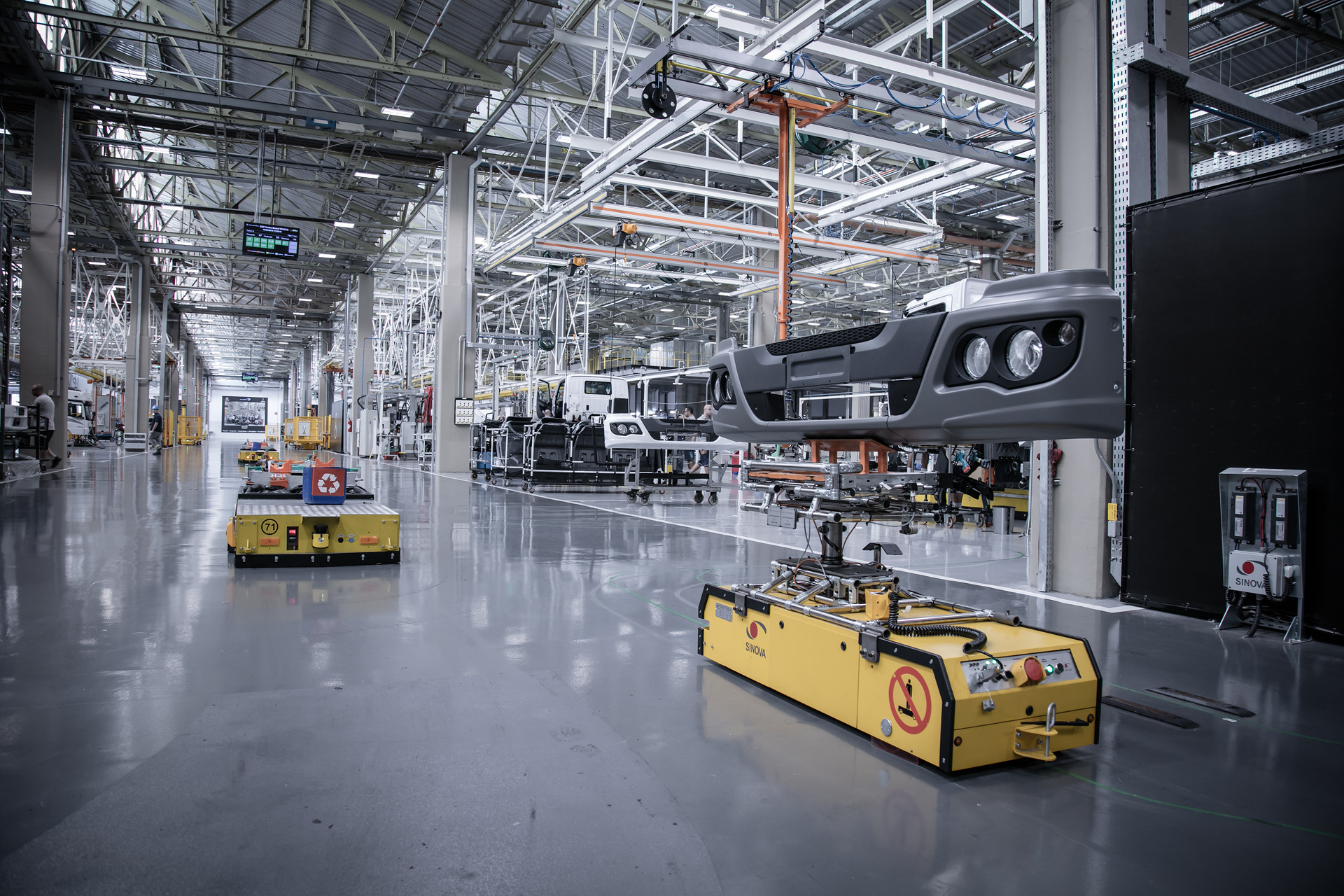 Digital vernetzte Fahrerlose Transport Systeme (FTS) bringen Lkw-Bauteile an die neue Fertigungslinie von Mercedes-Benz do Brasil im Werk Sao Bernardo do Campo (Sao Paulo). Industrie 4.0: Daimler Trucks revolutioniert Lkw-Produktion in Brasilien