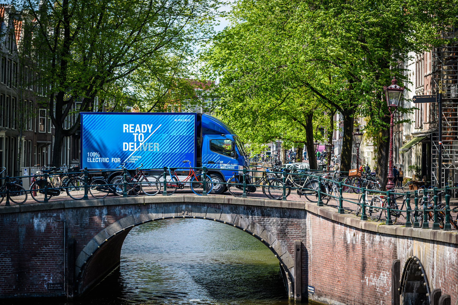 17. Mai 2018: Zwölf FUSO eCanter, vollelektrische Leicht-Lkw von Daimlers Nutzfahrzeug-Tochter FUSO, sind zukünftig auch bei niederländischen Kunden im Einsatz. Nicht nur in Orange - FUSO eCanter zukünftig auch in den Niederlanden im Einsatz