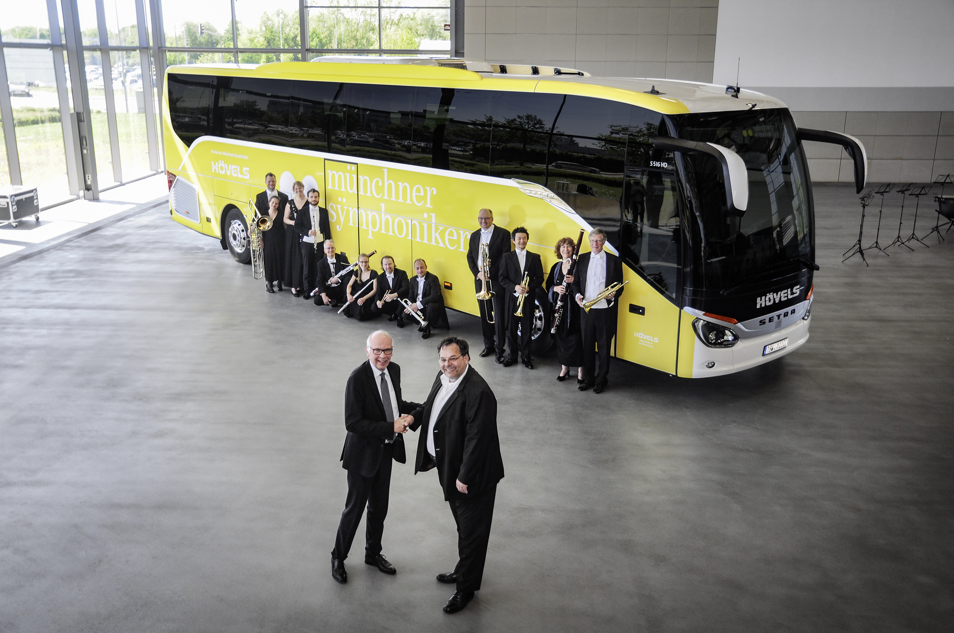 Ulrich Bastert, Leiter Marketing, Sales und Customer Services Daimler Buses (links vorne) übergibt den S 516 HD an Nicolaj Eberlein, Geschäftsführer der oberbayerischen Hövels GmbH & Co. KG. Ein Setra für Pauken und Trompeten