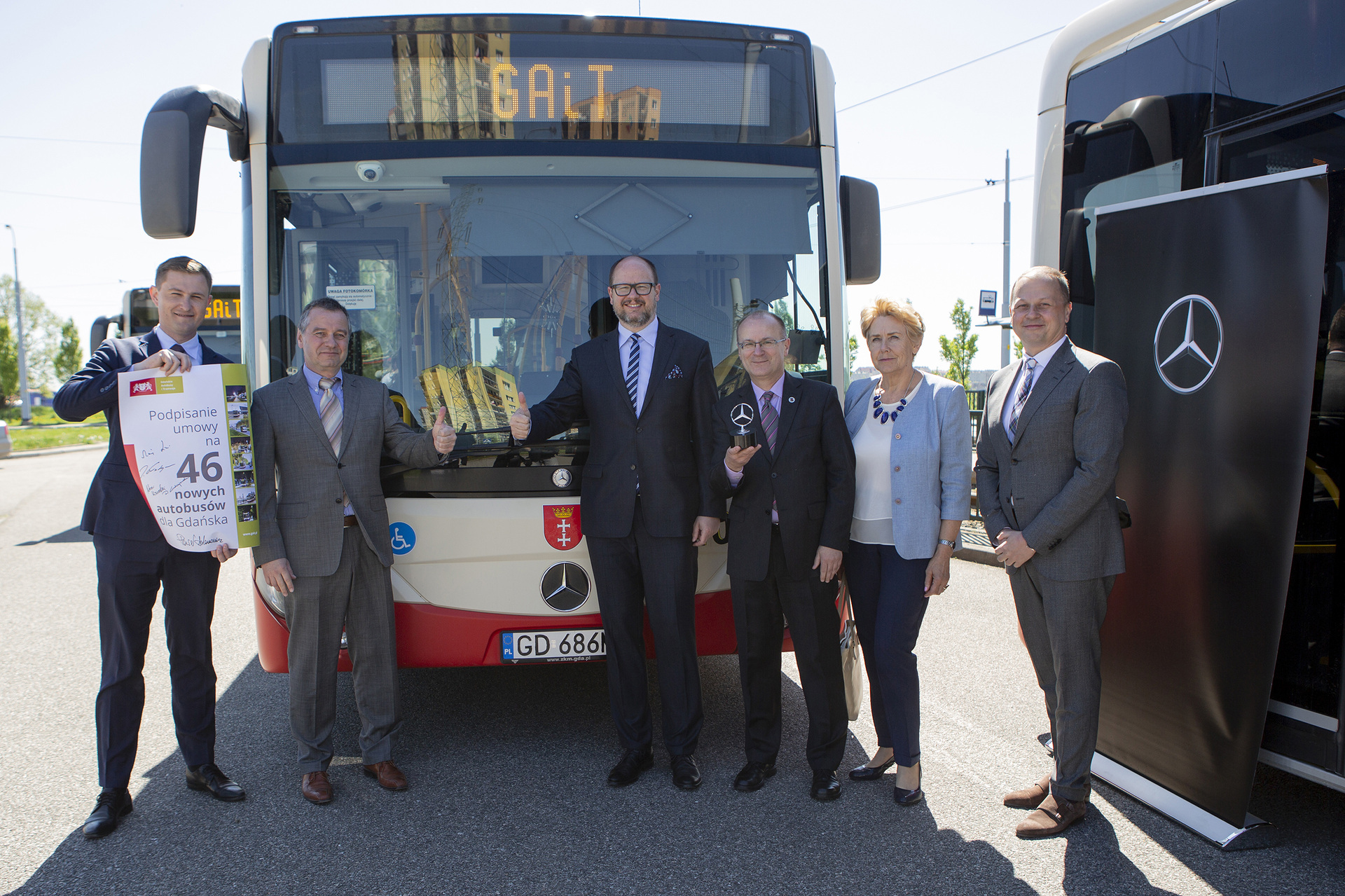 Feierliche Vertragsunterschrift über 46 Mercedes Benz Citaro für die Stadt Danzig. Von links nach rechts: Piotr Grzelak (stellvertretender Bürgermeister der Stadt Danzig), Janusz Ferdynus (CFO EvoBus Polska), Pawel Adamowicz (Oberbürgermeister der Stadt Danzig), Maciej Lisicki (CEO Danziger Verkehrsbetriebe GAiT), Danuta Gierdziejewska (CFO Danziger Verkehrsbetriebe GAiT) und Artur Konarski (CEO EvoBus Polska) Hattrick! Drei Großaufträge über 150 Mercedes Benz Busse für Polen