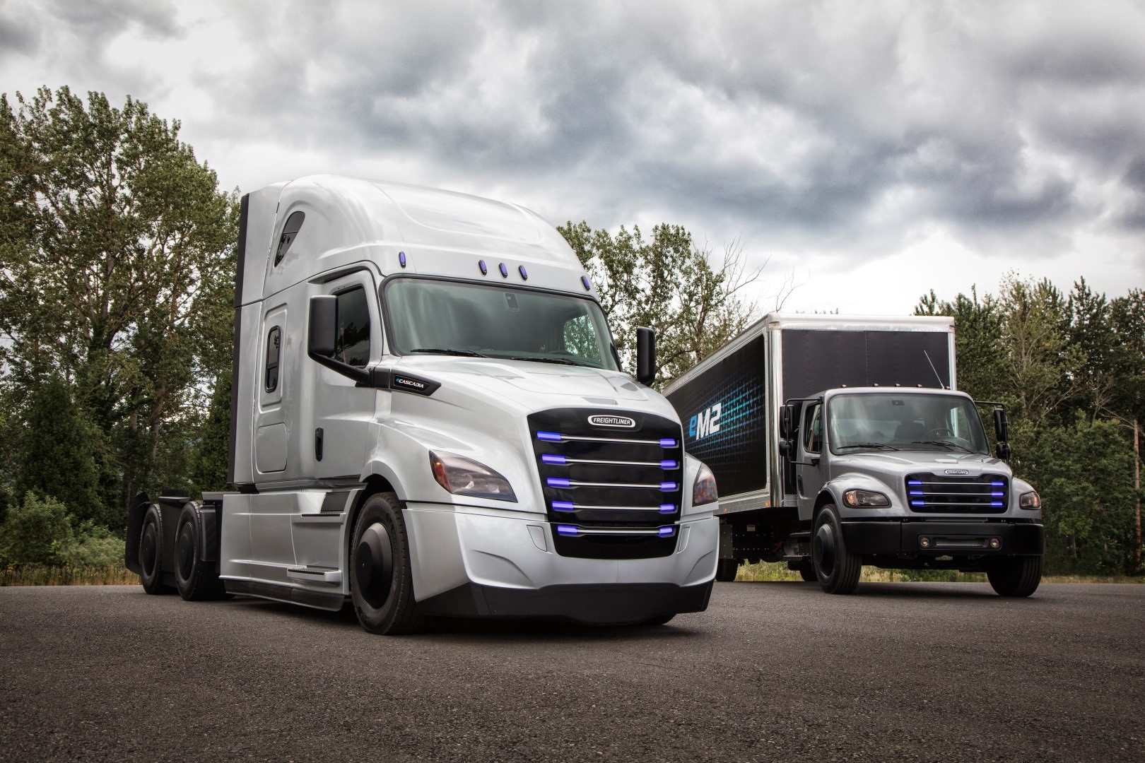 Daimler Trucks präsentiert zwei Elektro-Lkw für die USA; Freightliner eCascadia and Feightliner eM2 Daimler Trucks etabliert globale E-Mobility Group und präsentiert zwei Elektro-Lkw für die USA