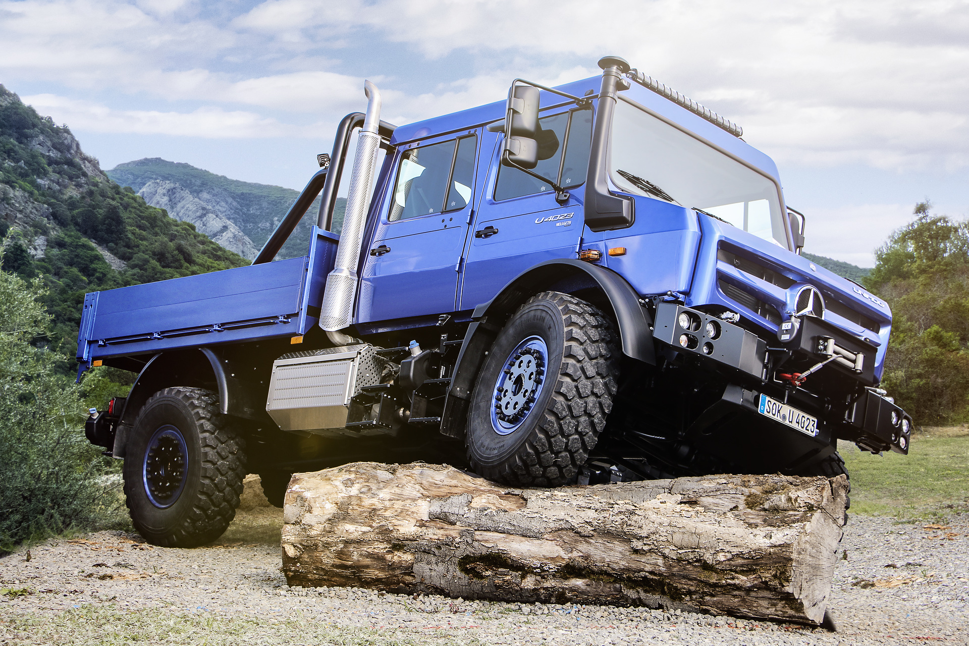 11.6.2018: The readers of the specialist magazine "Off Road" have voted the Unimog the best off-road vehicle of the year in the "Special-purpose vehicles" category for the 14th time in succession. The crewcab shown in the picture accommodates up to seven people and has been customised by Hellgeth Engineering Spezialfahrzeugbau. Unimog Off-Road Vehicle of the Year 2018