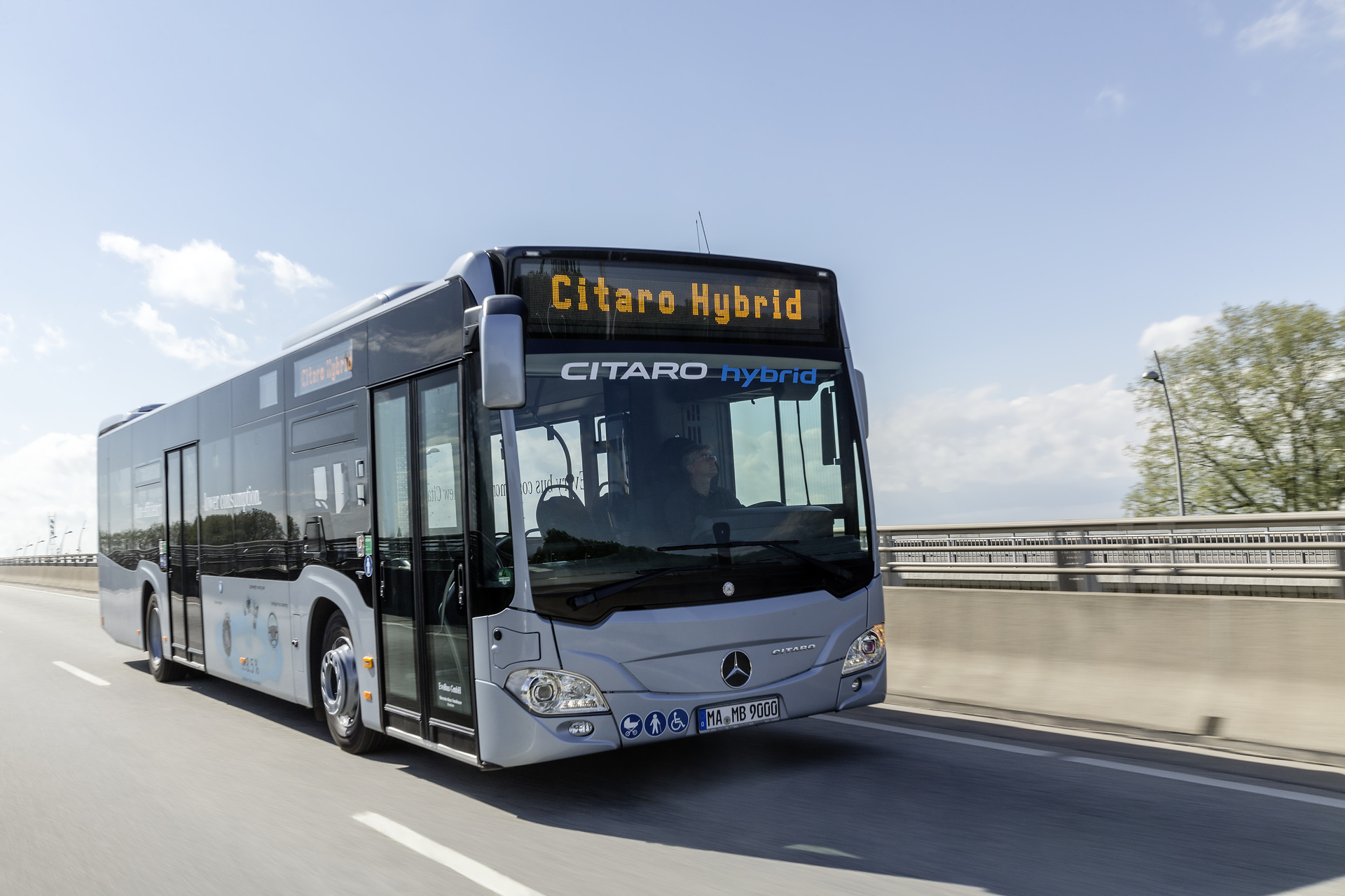 Mercedes-Benz Citaro hybrid, Exterieur, eisblau metallic, OM 936 h mit 220 kW (299 PS), 7,7 L Hubraum, Elektro-Motor mit 14 kW, 6-Gang-Automatikgetriebe, LED-Scheinwerfer, Länge/Breite/Höhe: 12.135/2.550/3.120 mm, Beförderungskapazität: max. 1/101 Mercedes-Benz Citaro hybrid